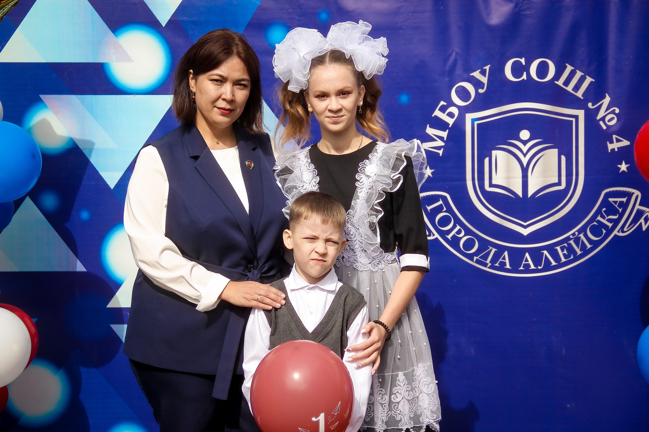 9-11 классы СЪЁМКИ ВЫПУСКНЫХ И ПОСЛЕДНИХ ЗВОНКОВ. Выпускные альбомы для школ и Детских садов в Барнауле /Выпускные/Свадебные/Детские/Семейные и др. виды съёмок /Фотограф Вера Валейко