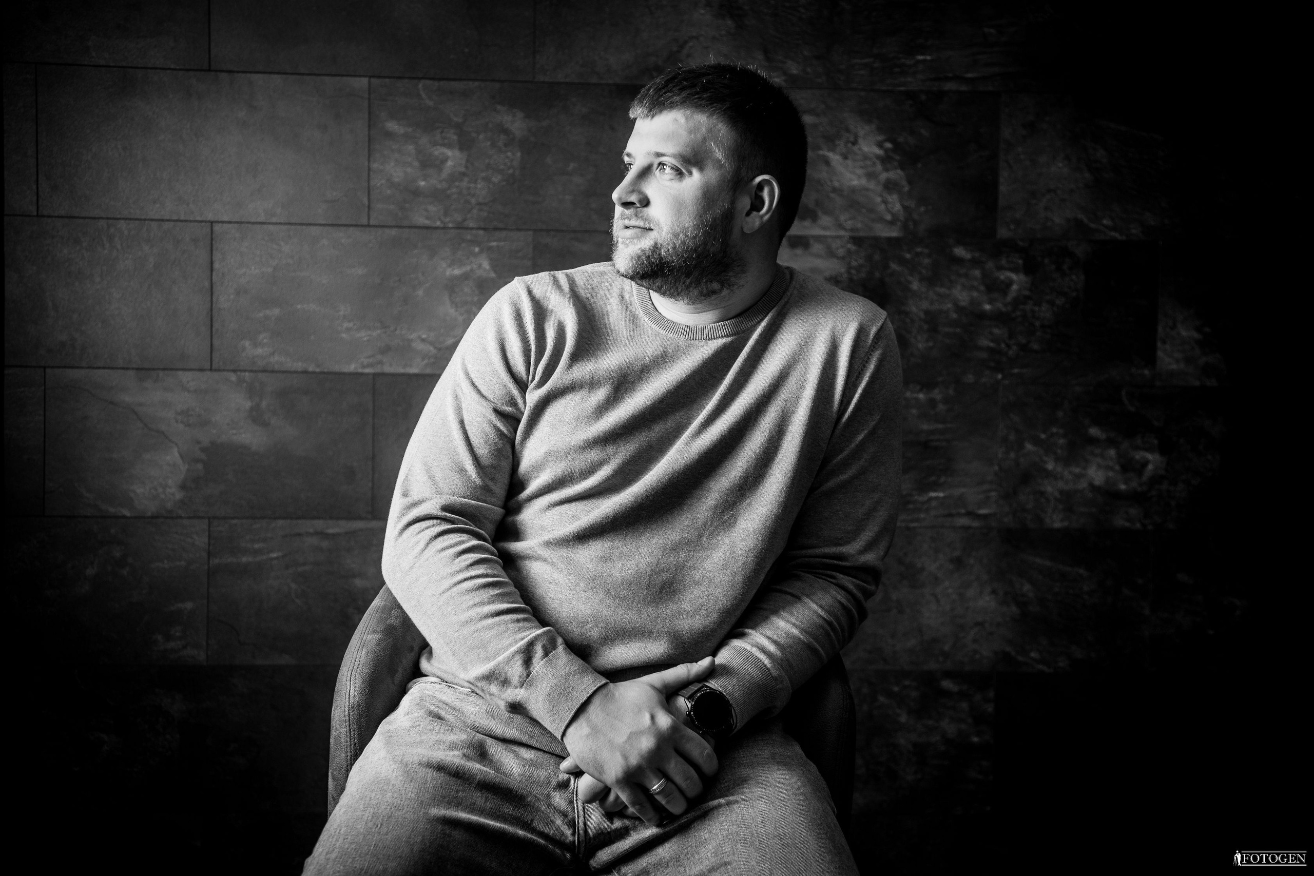 Профессиональная мужская фотосессия в Fotogen: Ваша история в кадре. Интерьерная фотостудия FOTOGEN г. Краснодар
