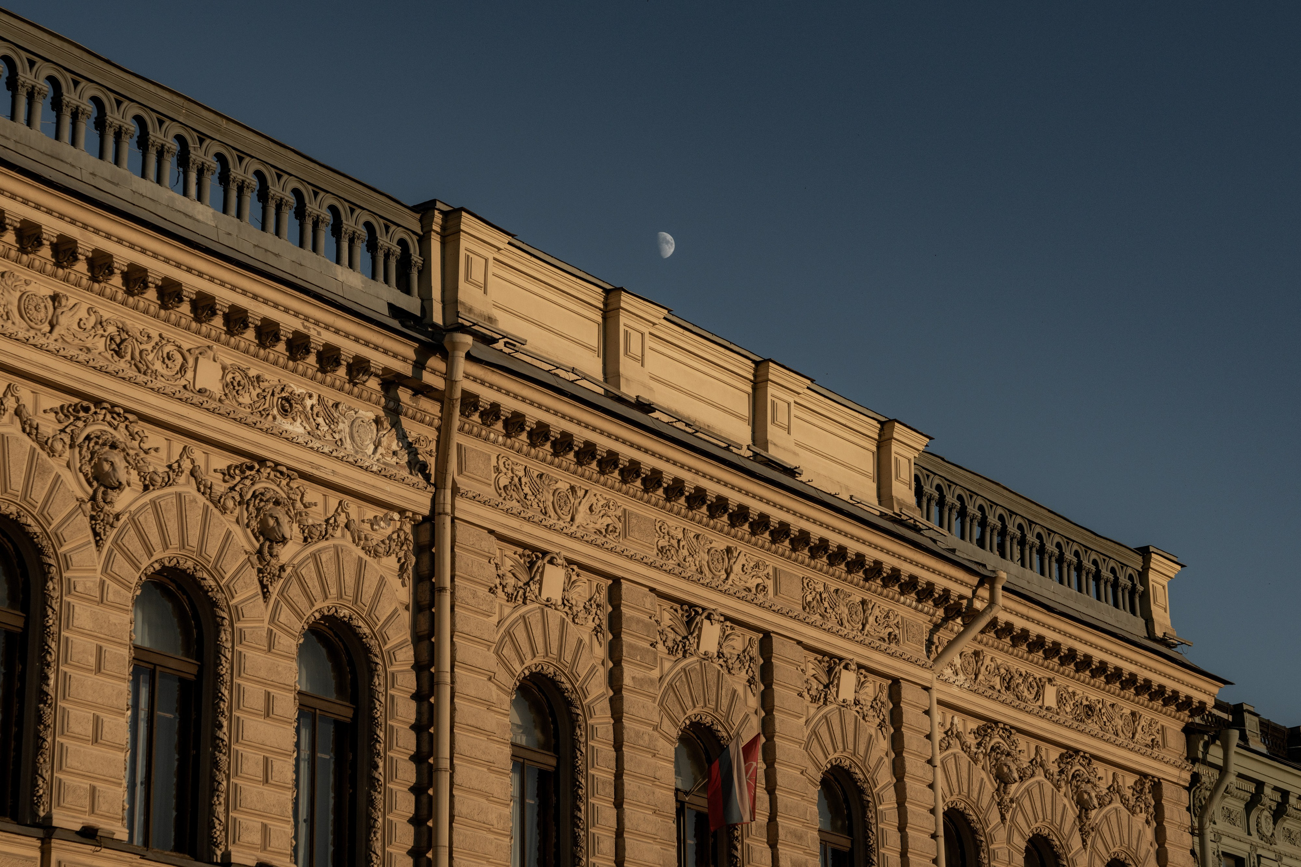 луна на небе у дворца бракосочетания №1 в Санкт-Петербурге на закате