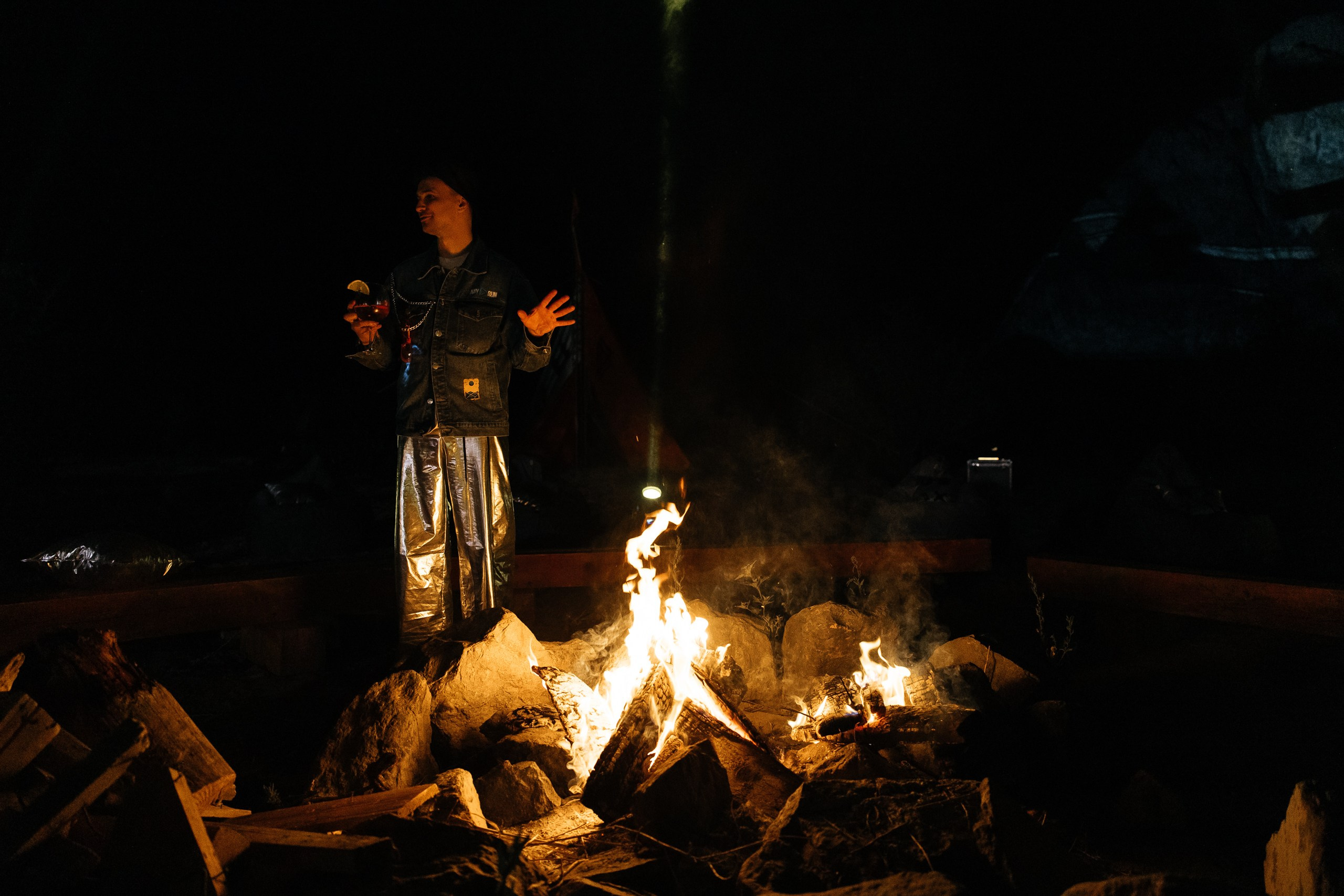 Здравствуйте! Я свадебный фотограф из Ульяновска, работаю в том числе по всей России и с выездом за границу. Снимаю свадьбы, lovestory, корпоративы, светский репортаж. Провожу обучение по фотографии, мастер-классы и воркшопы для других фотографов.