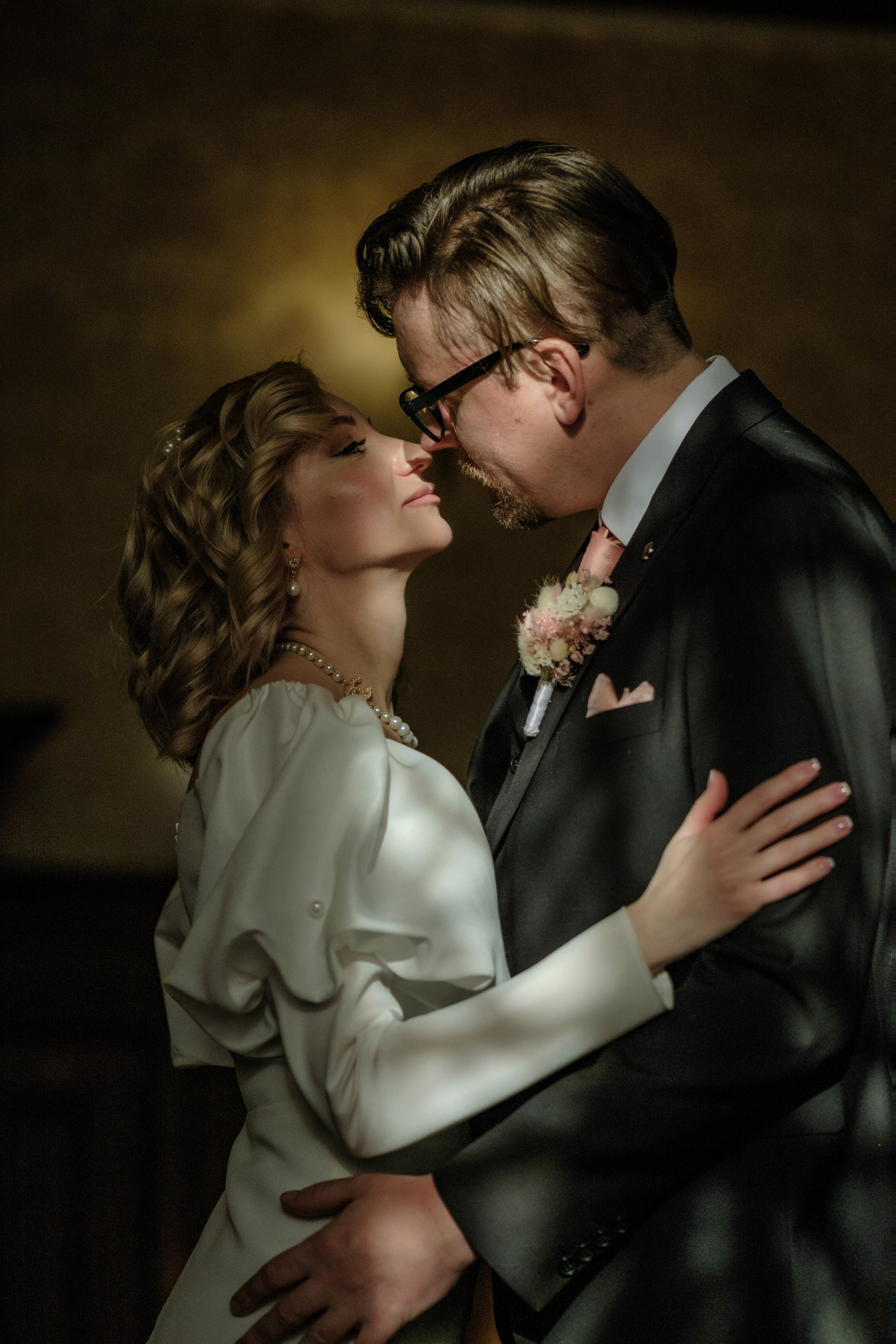 ЗАГС Петроградского района г. Санкт-Петербург - фотосессия молодожёнов в гостиной перед регистрацией. Фотограф Александр Шведов