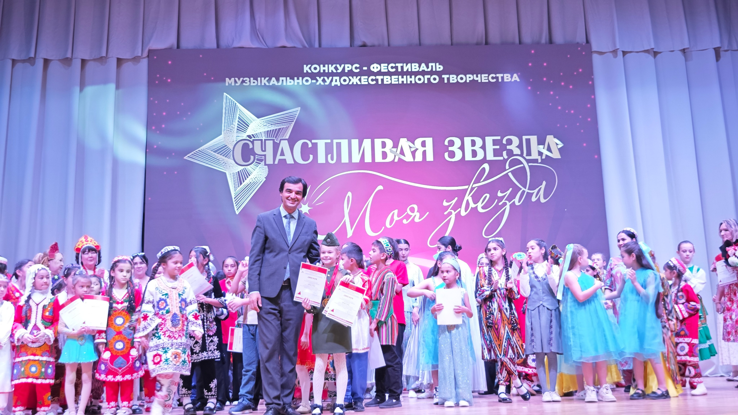 1 ноября 2025 г, г. Бохтар, Таджикистан. Золотое яблочко