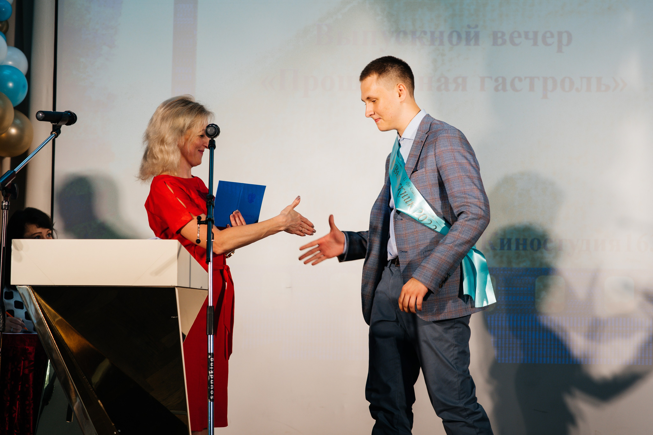 Вручение аттестатов. Выпускные альбомы в Подольске Москве и МО