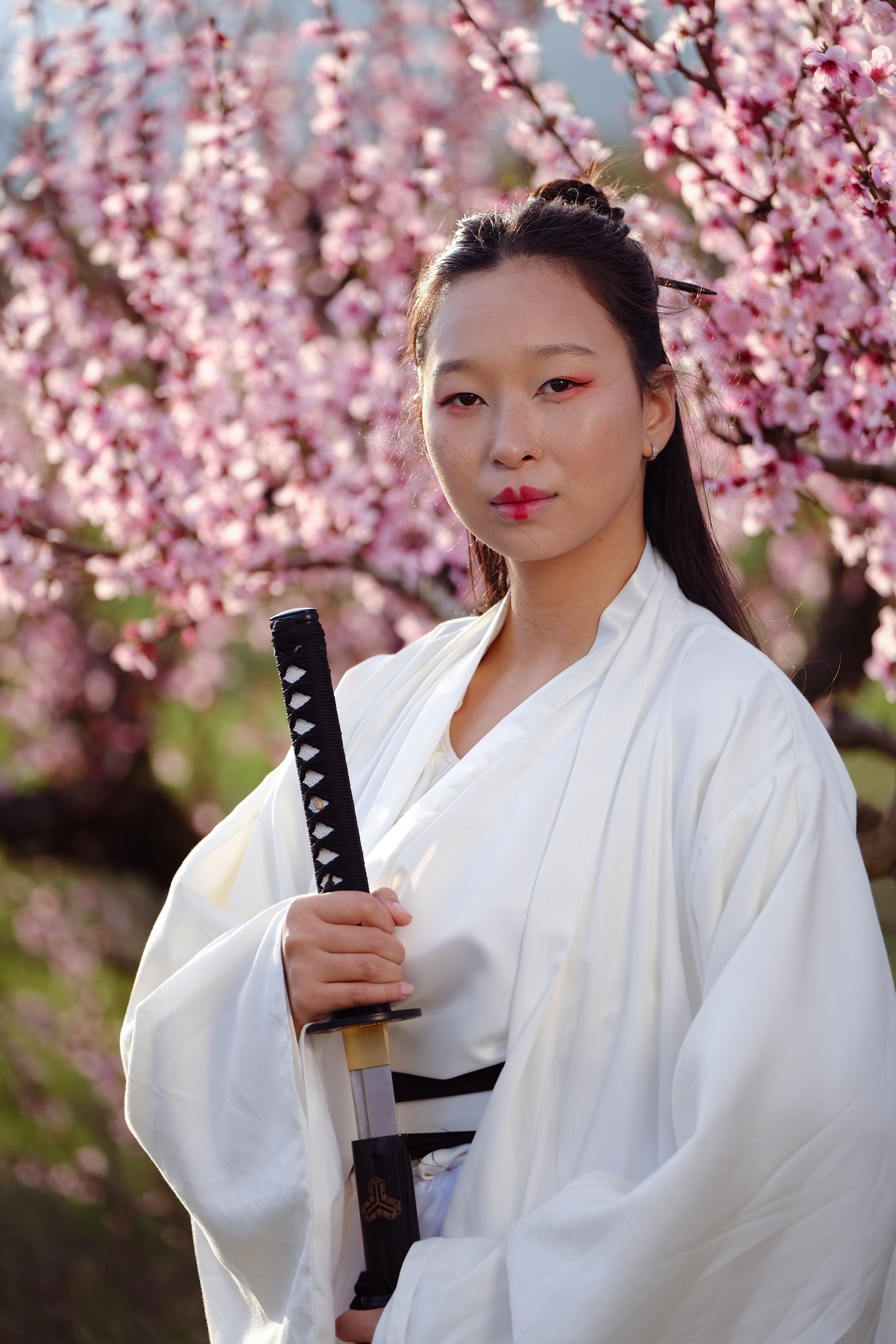 Фото в цветущих персиковых садах. Профессиональная фотосъемка в Крыму. Натуральные эмоции и живые кадры. Забронируйте дату прямо сейчас!