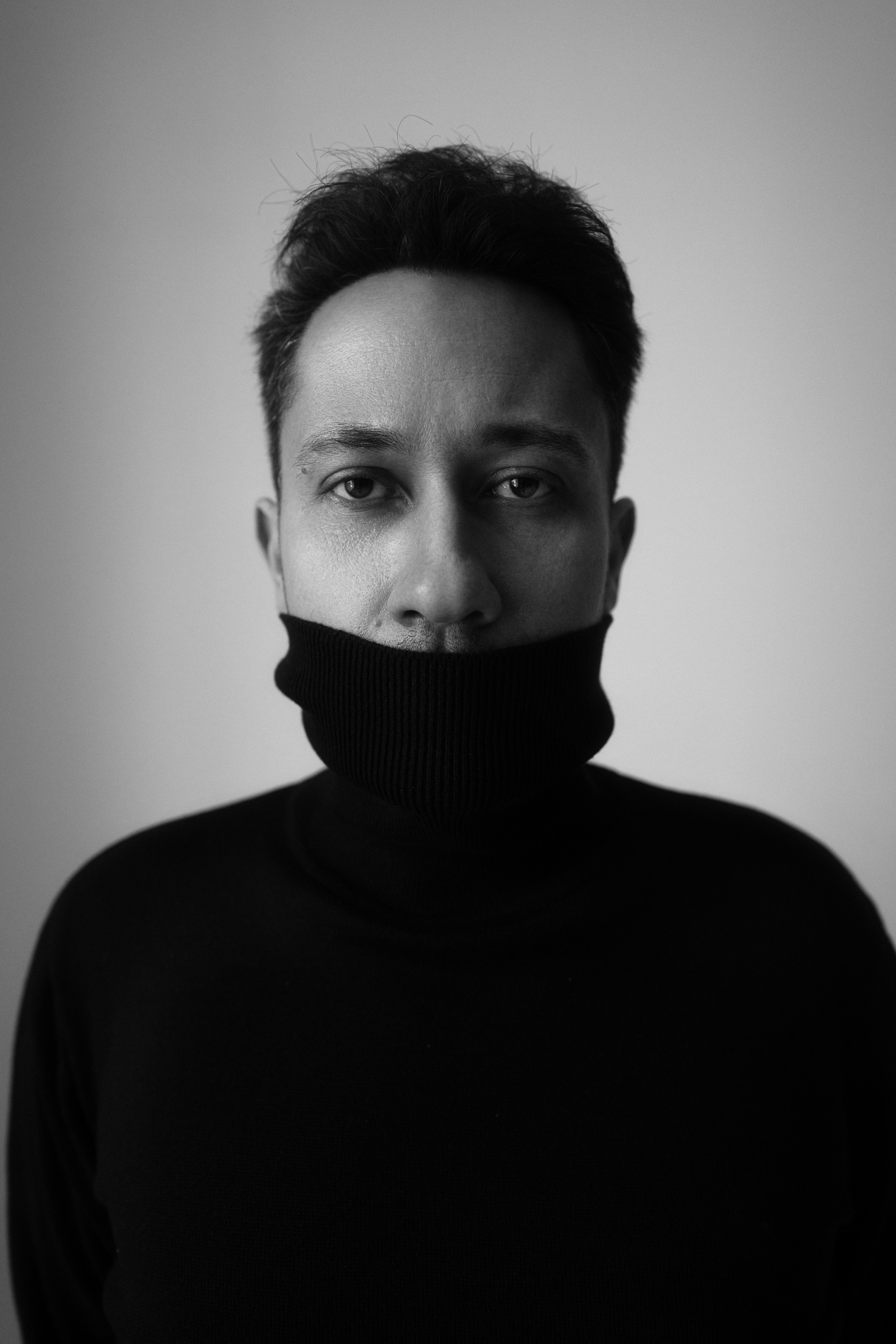 Мужская чб фотосессия с Николаем в студии Делайт