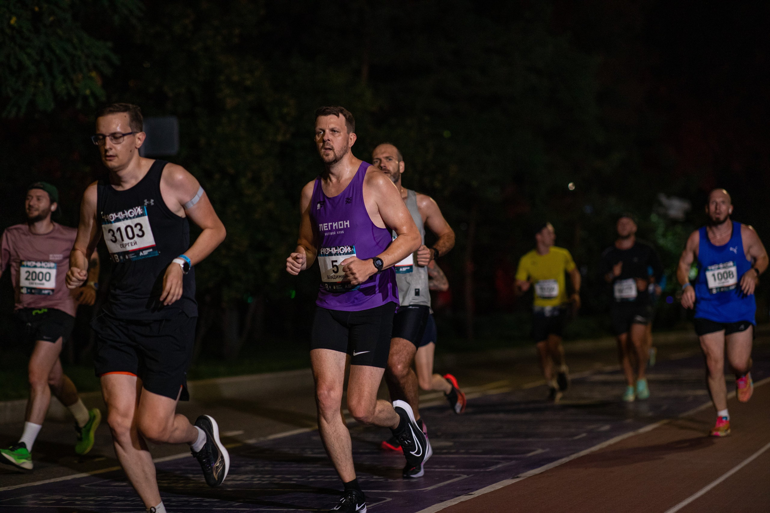 Ночной забег в ленте фотографий бегунов 03.08.24. Фотограф Сергей Ловкий
