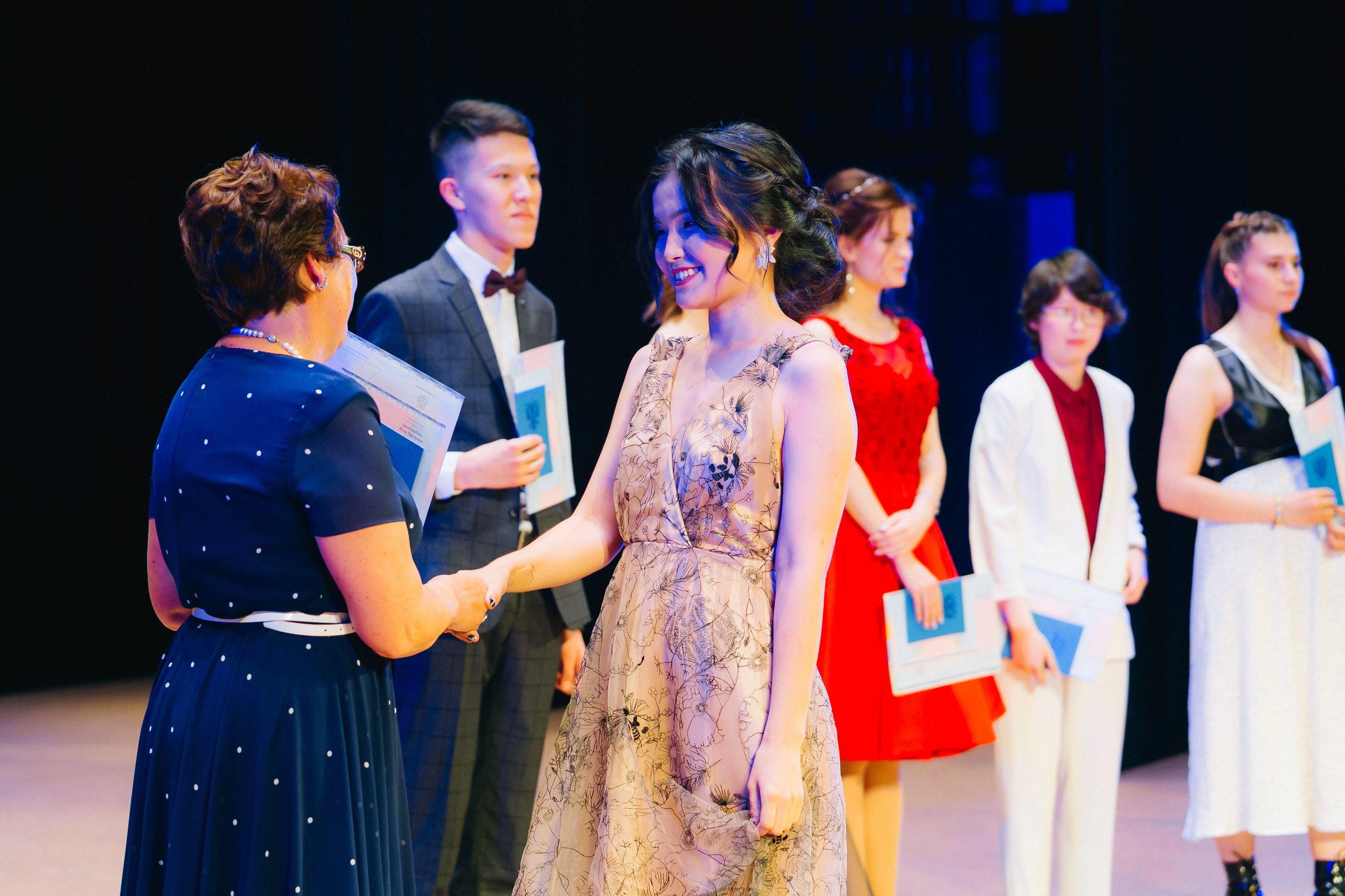 Вручение аттестатов 14 Гимназия. Свадебный и семейный фотограф в Улан-Удэ