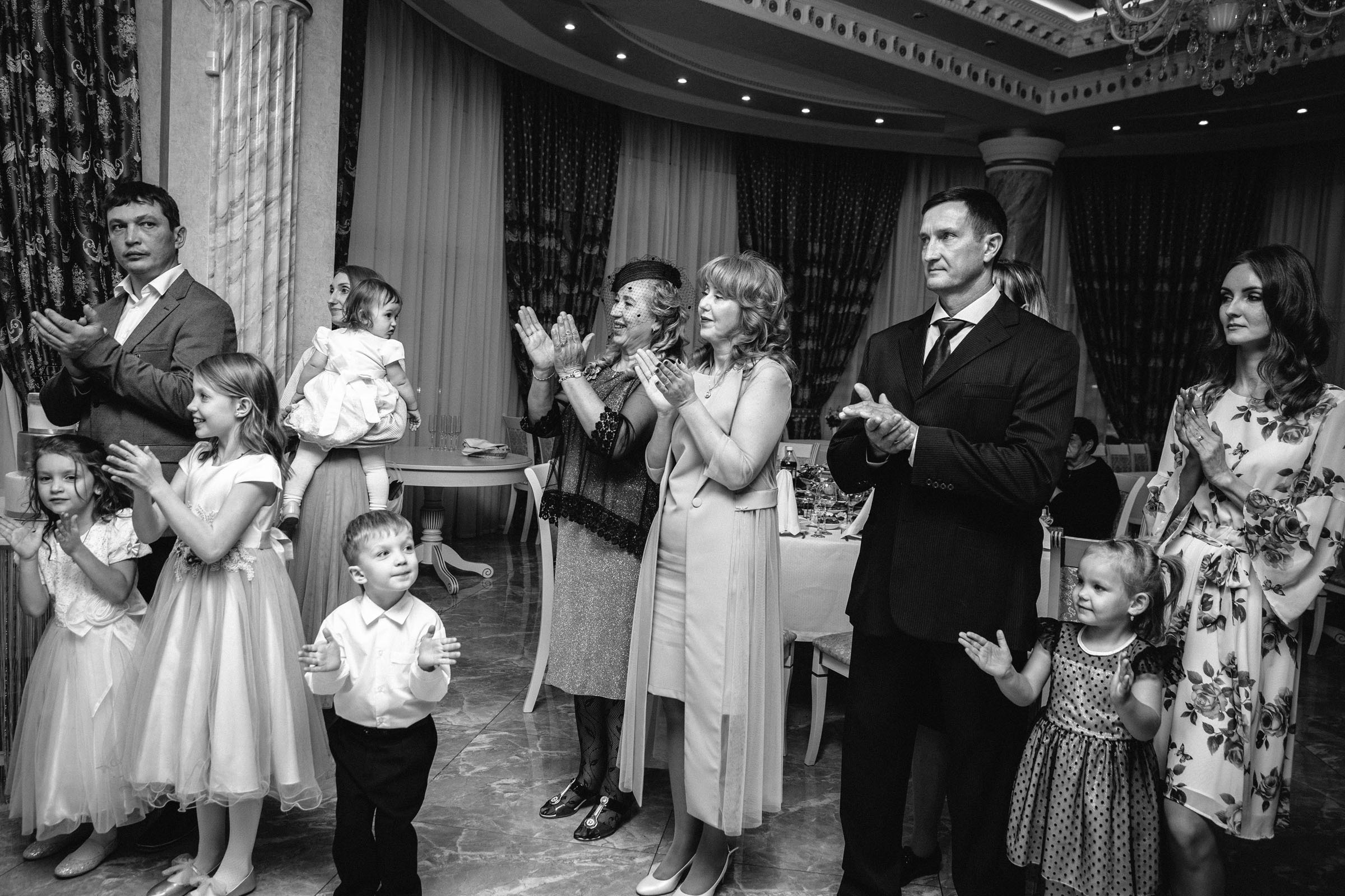 Выпить сразу: против безумия толп // Максим&Лиза. Фотограф Алутера Ирина