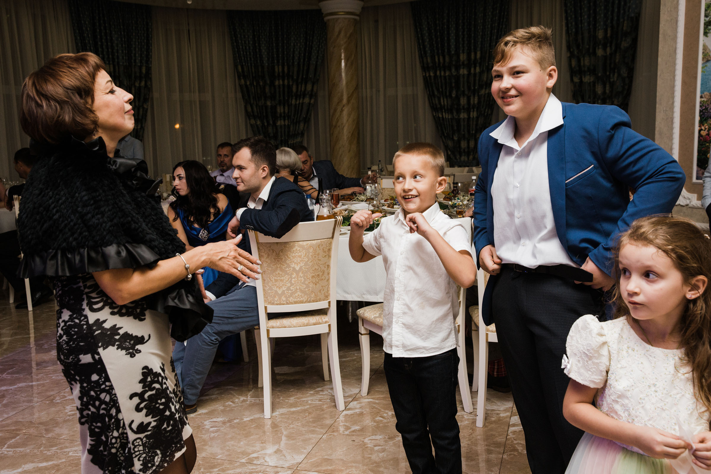 Выпить сразу: против безумия толп // Максим&Лиза. Фотограф Алутера Ирина