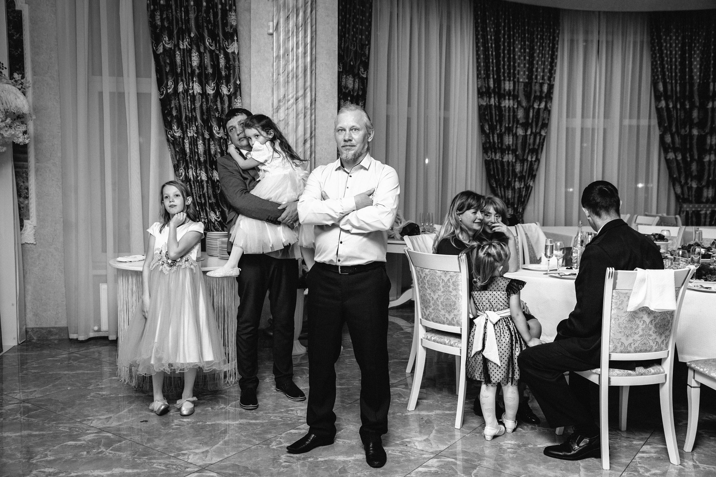 Выпить сразу: против безумия толп // Максим&Лиза. Фотограф Алутера Ирина