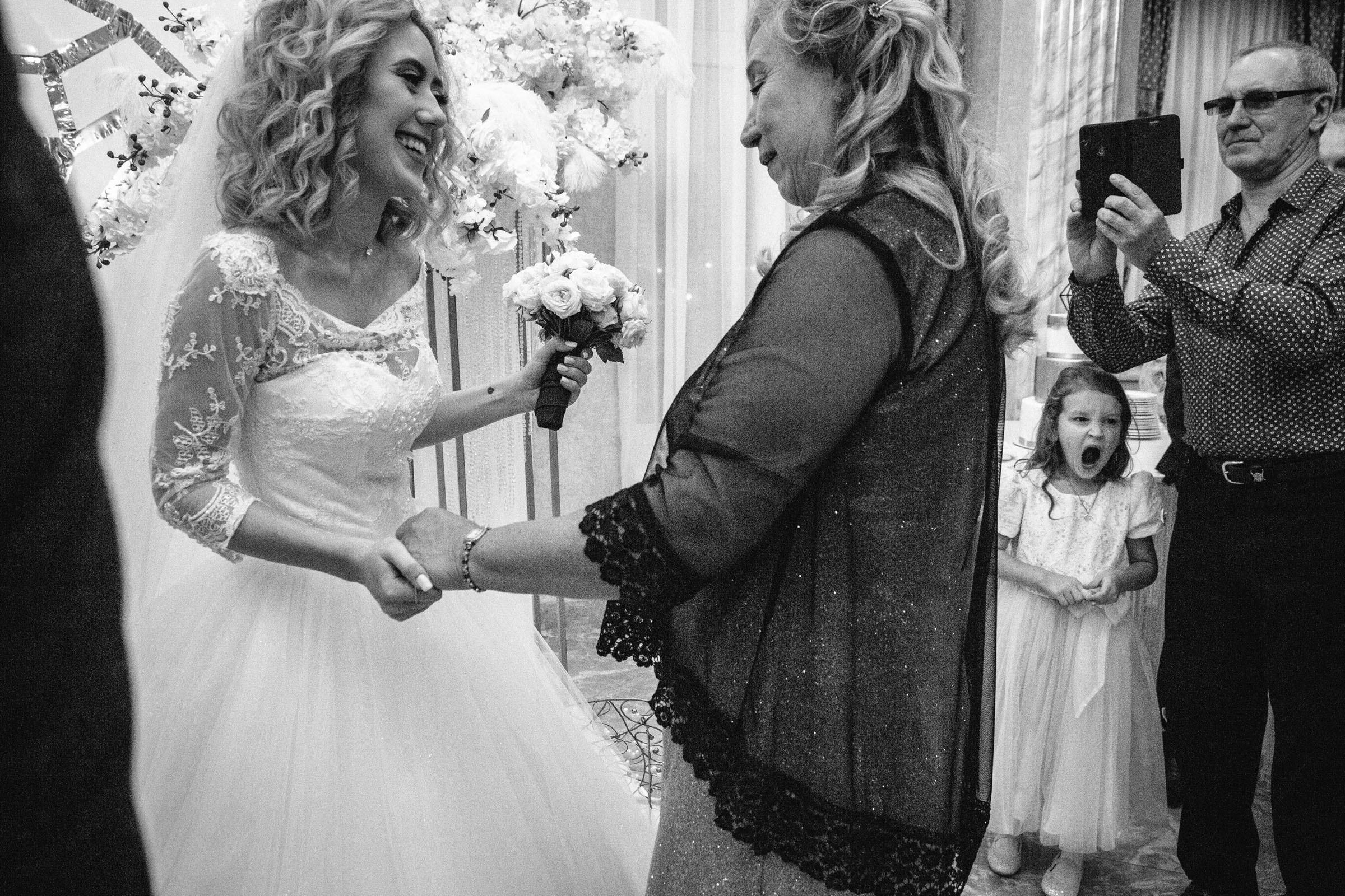 Выпить сразу: против безумия толп // Максим&Лиза. Фотограф Алутера Ирина