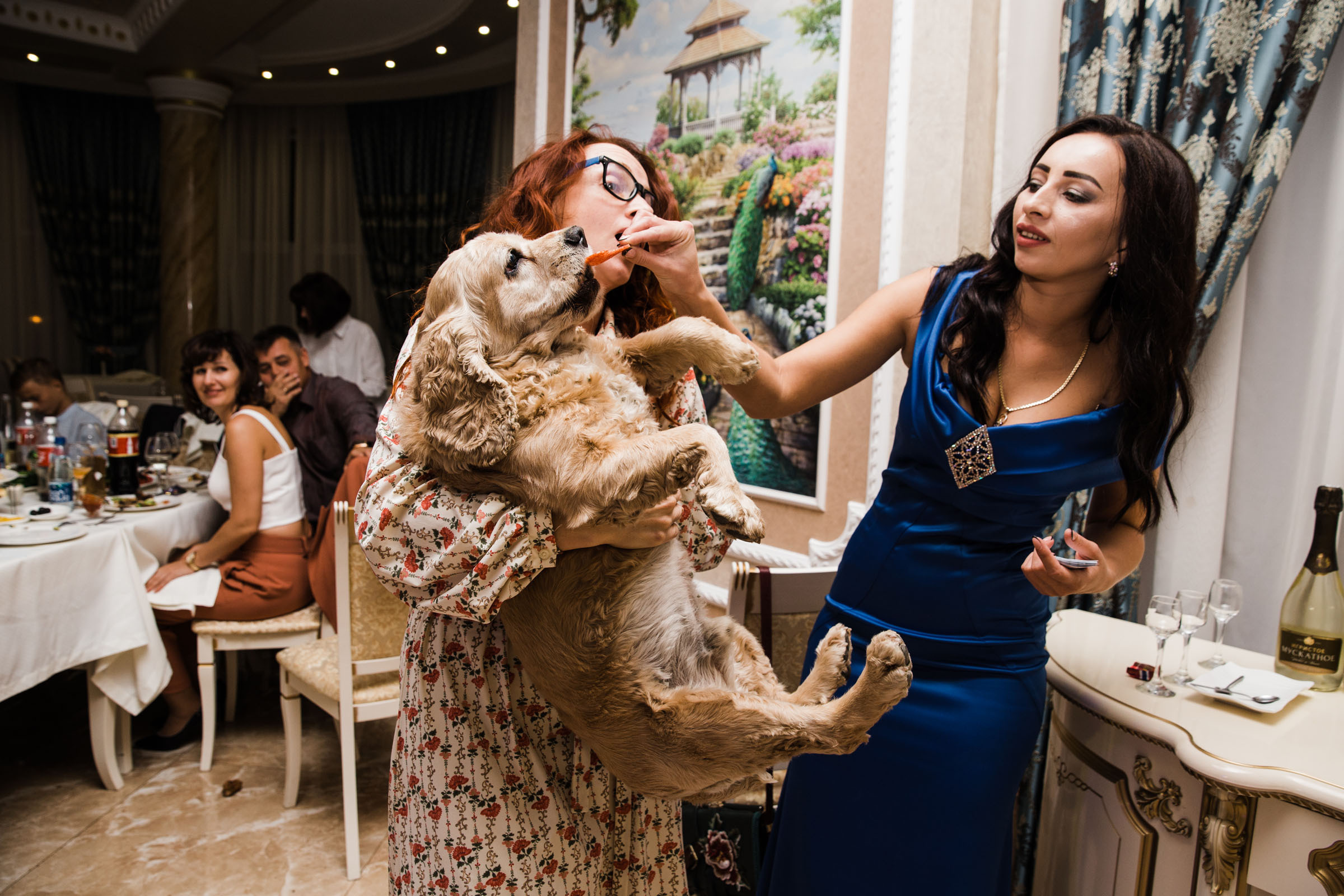 Выпить сразу: против безумия толп // Максим&Лиза. Фотограф Алутера Ирина