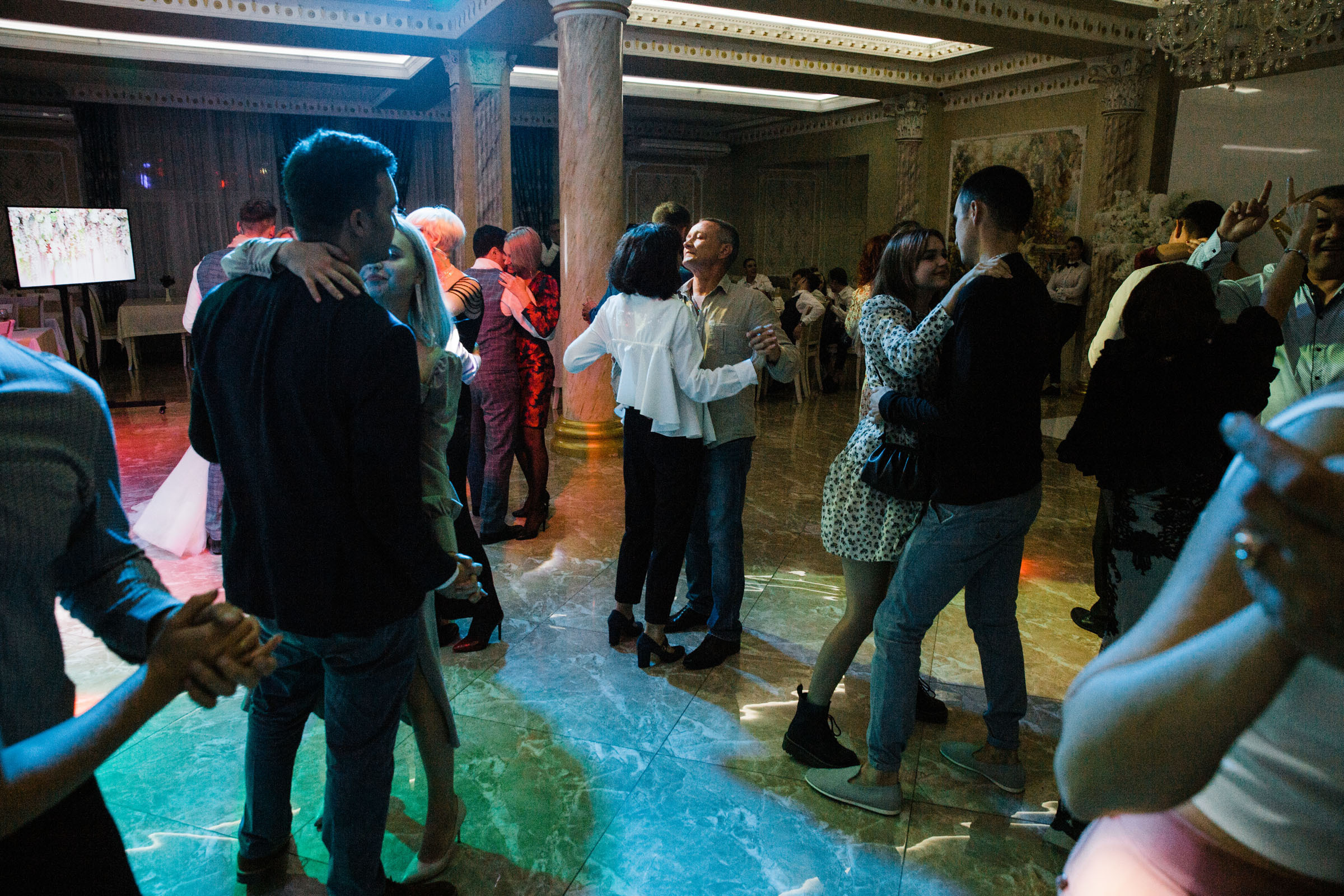 Выпить сразу: против безумия толп // Максим&Лиза. Фотограф Алутера Ирина