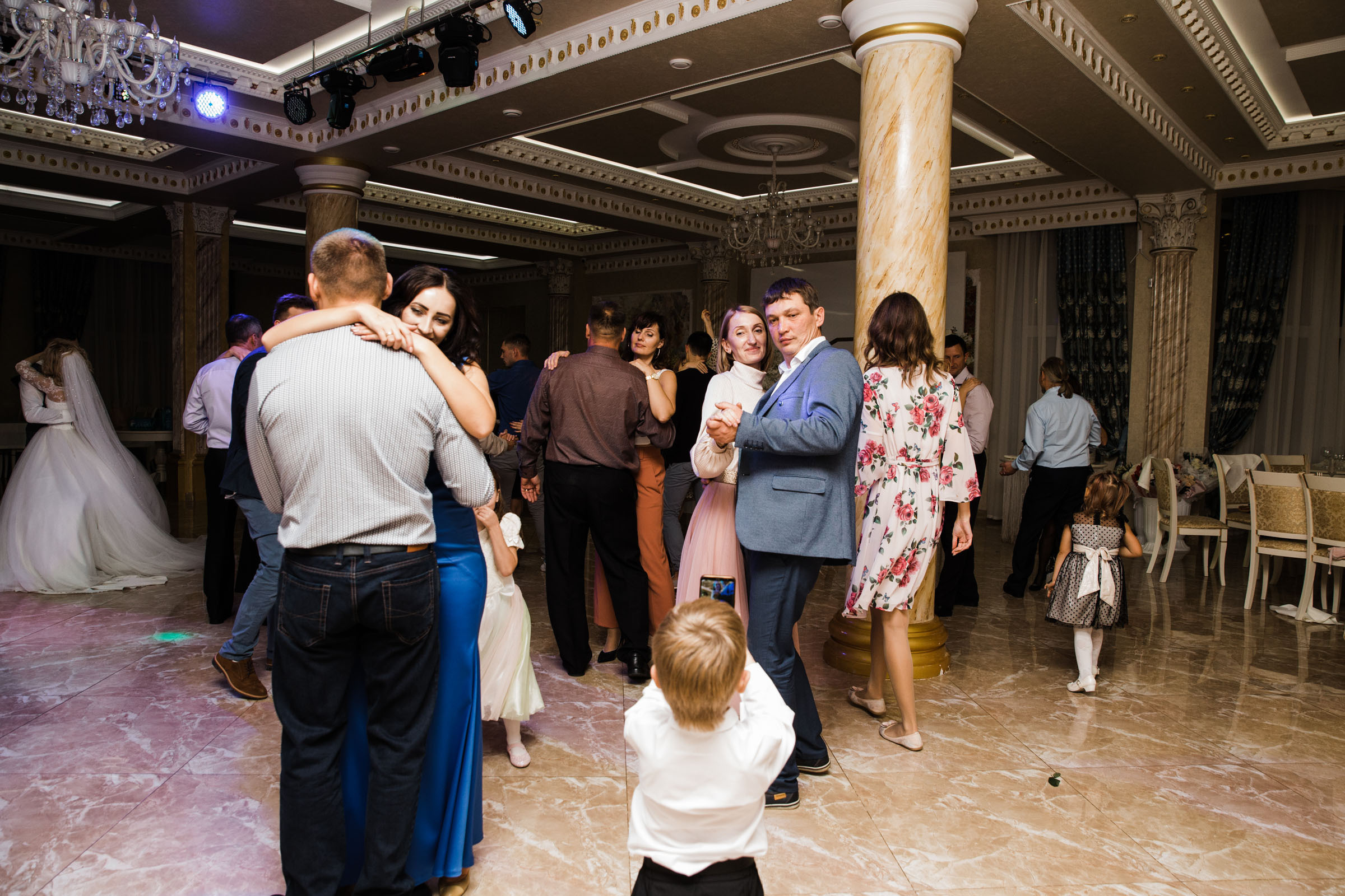 Выпить сразу: против безумия толп // Максим&Лиза. Фотограф Алутера Ирина