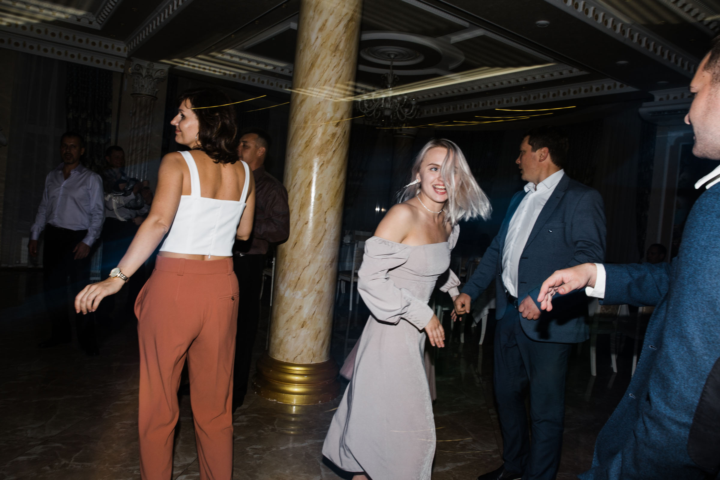 Выпить сразу: против безумия толп // Максим&Лиза. Фотограф Алутера Ирина