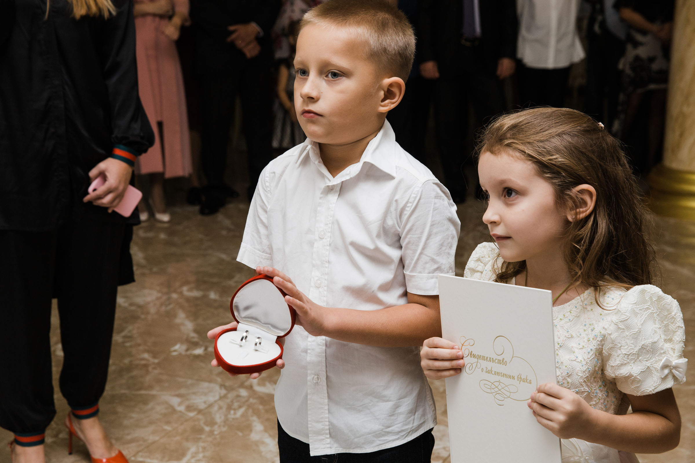 Выпить сразу: против безумия толп // Максим&Лиза. Фотограф Алутера Ирина