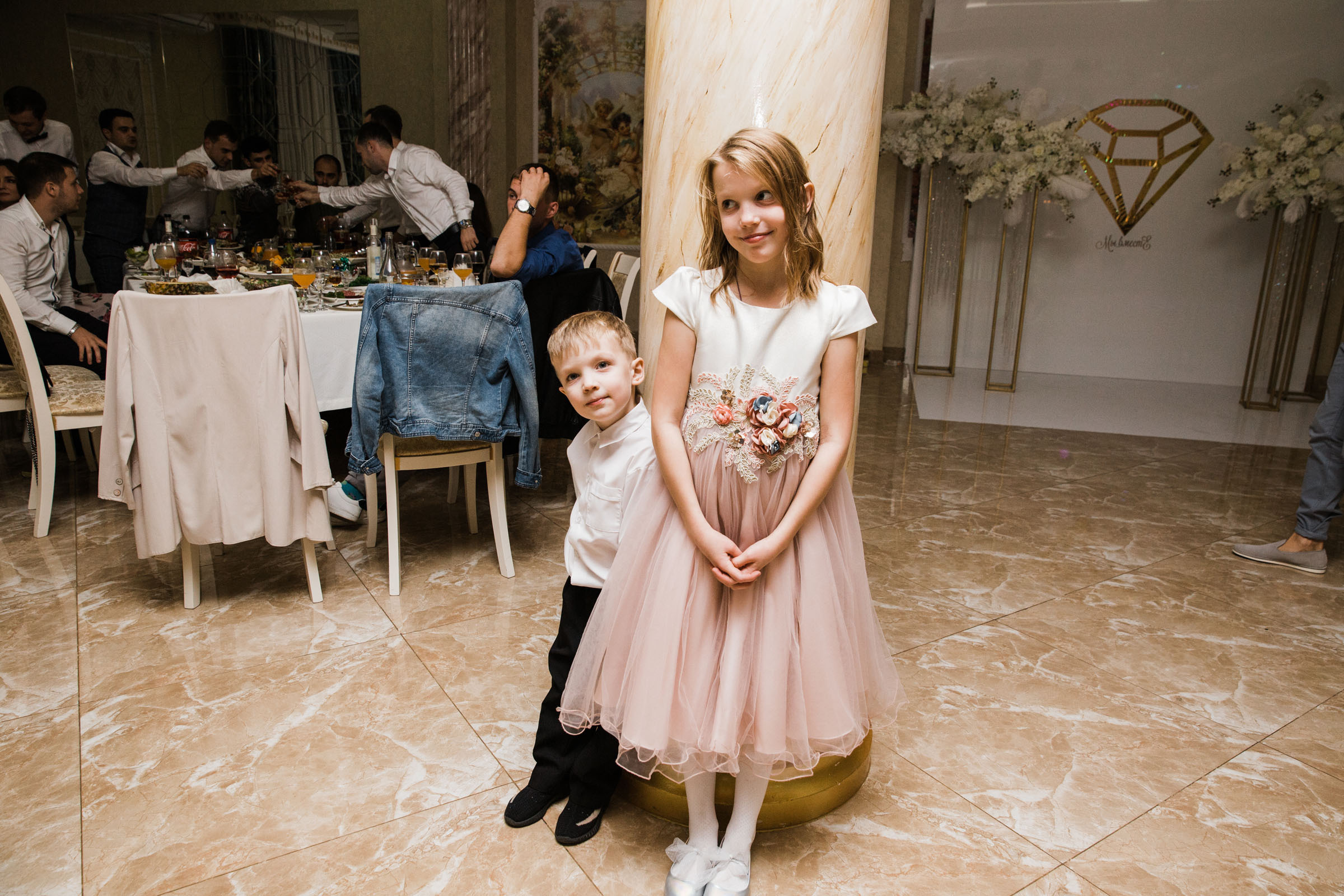 Выпить сразу: против безумия толп // Максим&Лиза. Фотограф Алутера Ирина