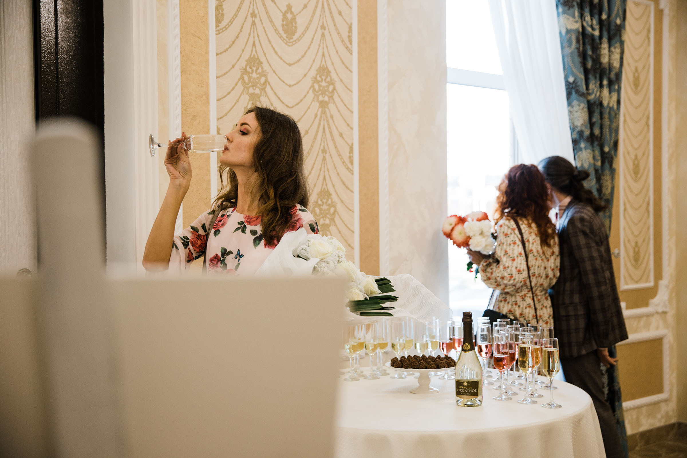 Выпить сразу: против безумия толп // Максим&Лиза. Фотограф Алутера Ирина