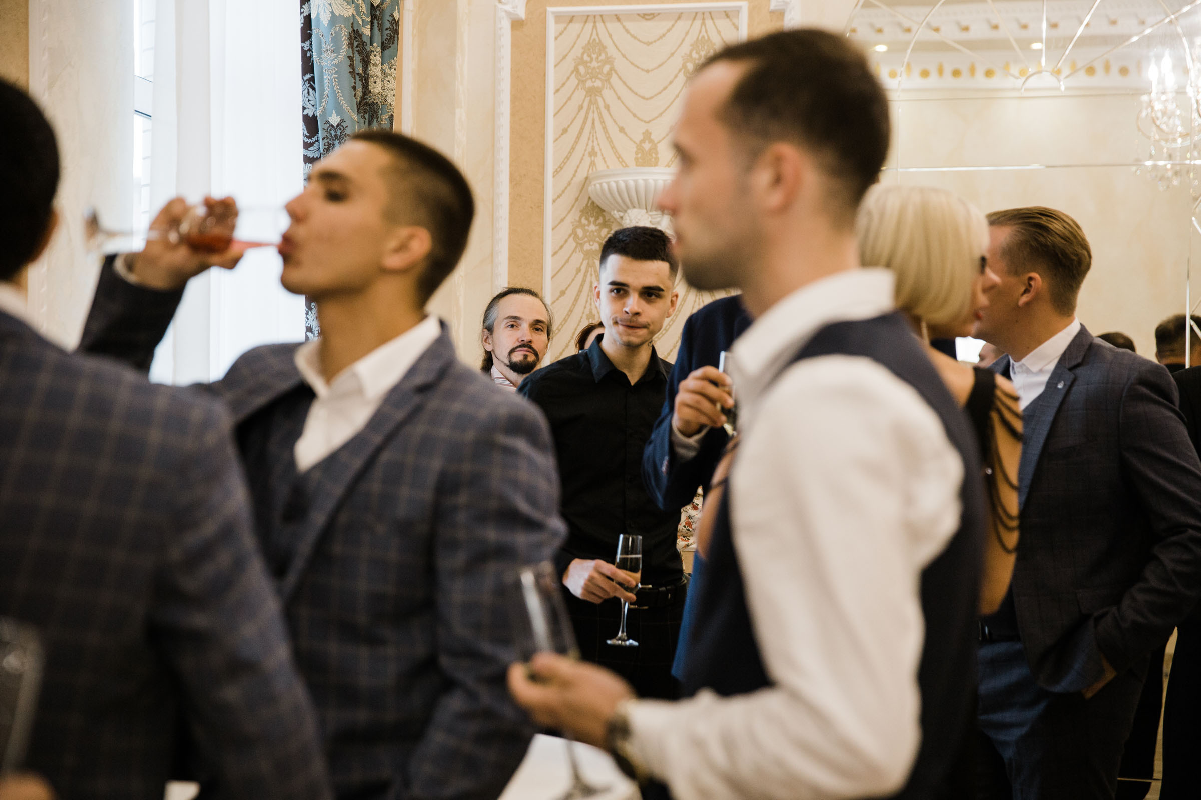 Выпить сразу: против безумия толп // Максим&Лиза. Фотограф Алутера Ирина