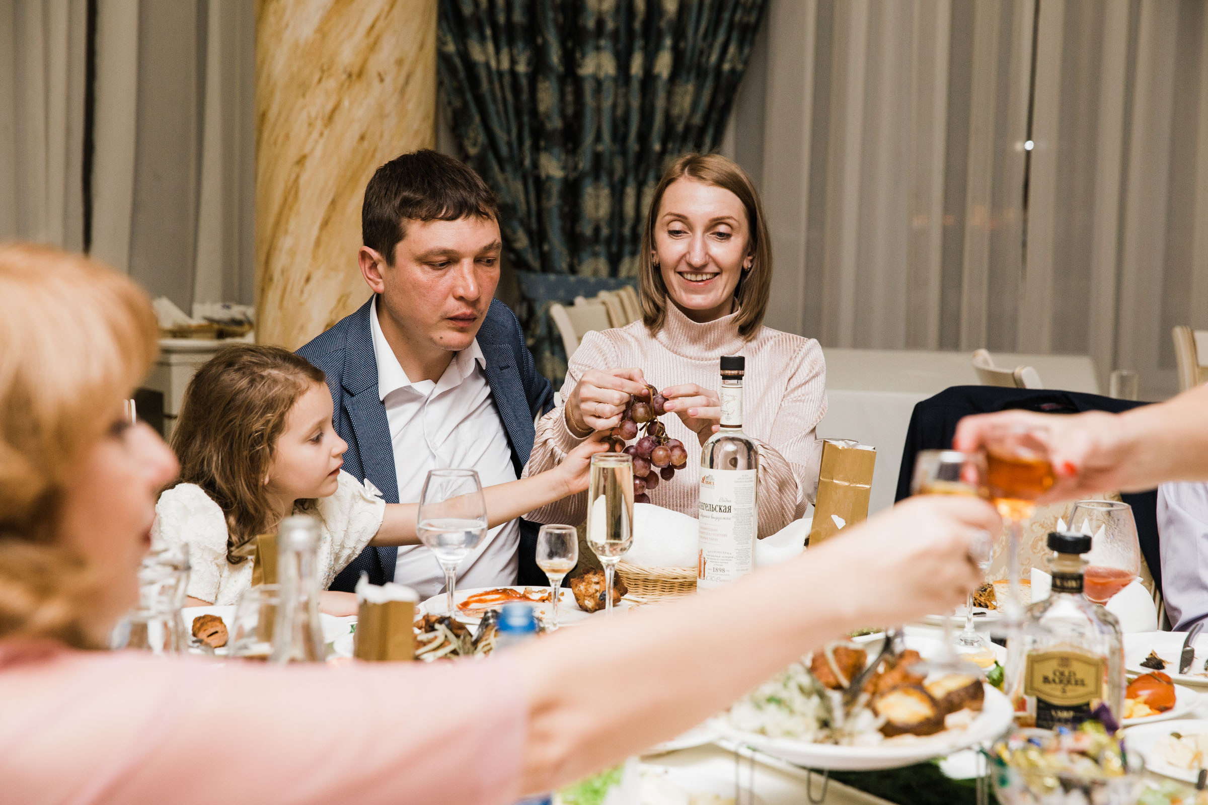 Выпить сразу: против безумия толп // Максим&Лиза. Фотограф Алутера Ирина