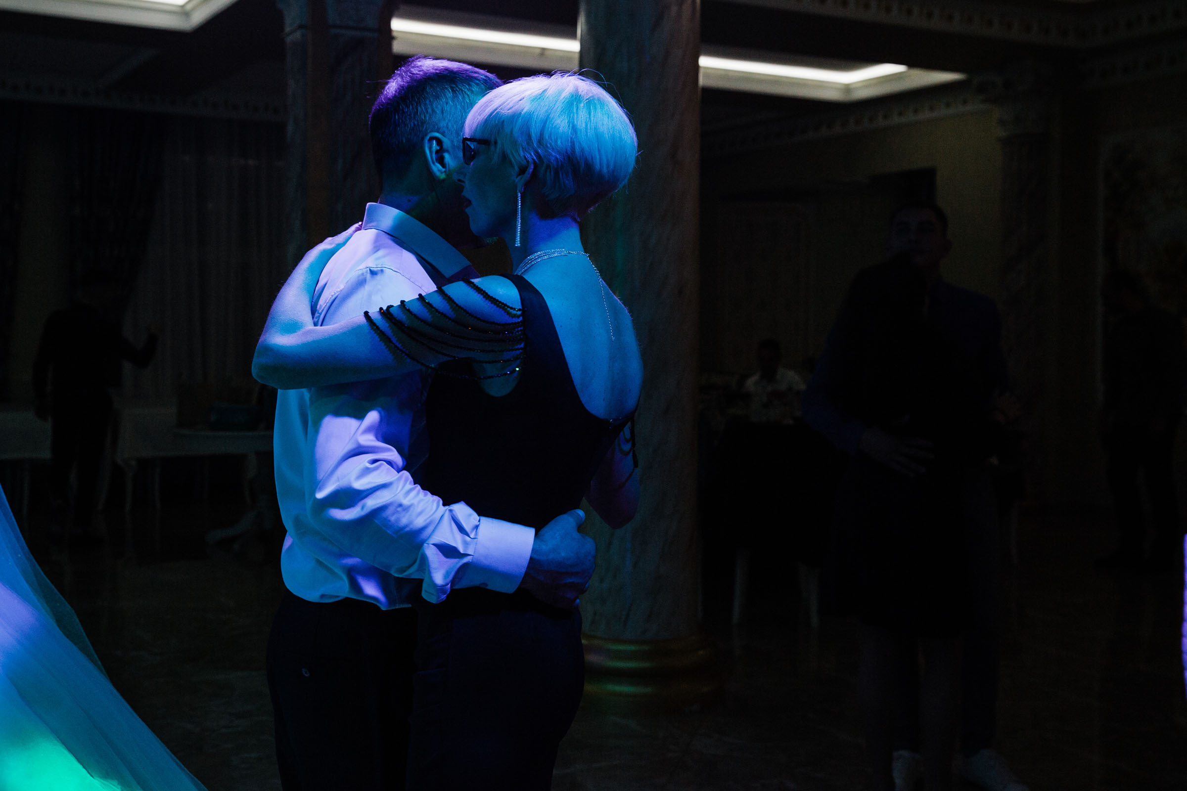 Выпить сразу: против безумия толп // Максим&Лиза. Фотограф Алутера Ирина