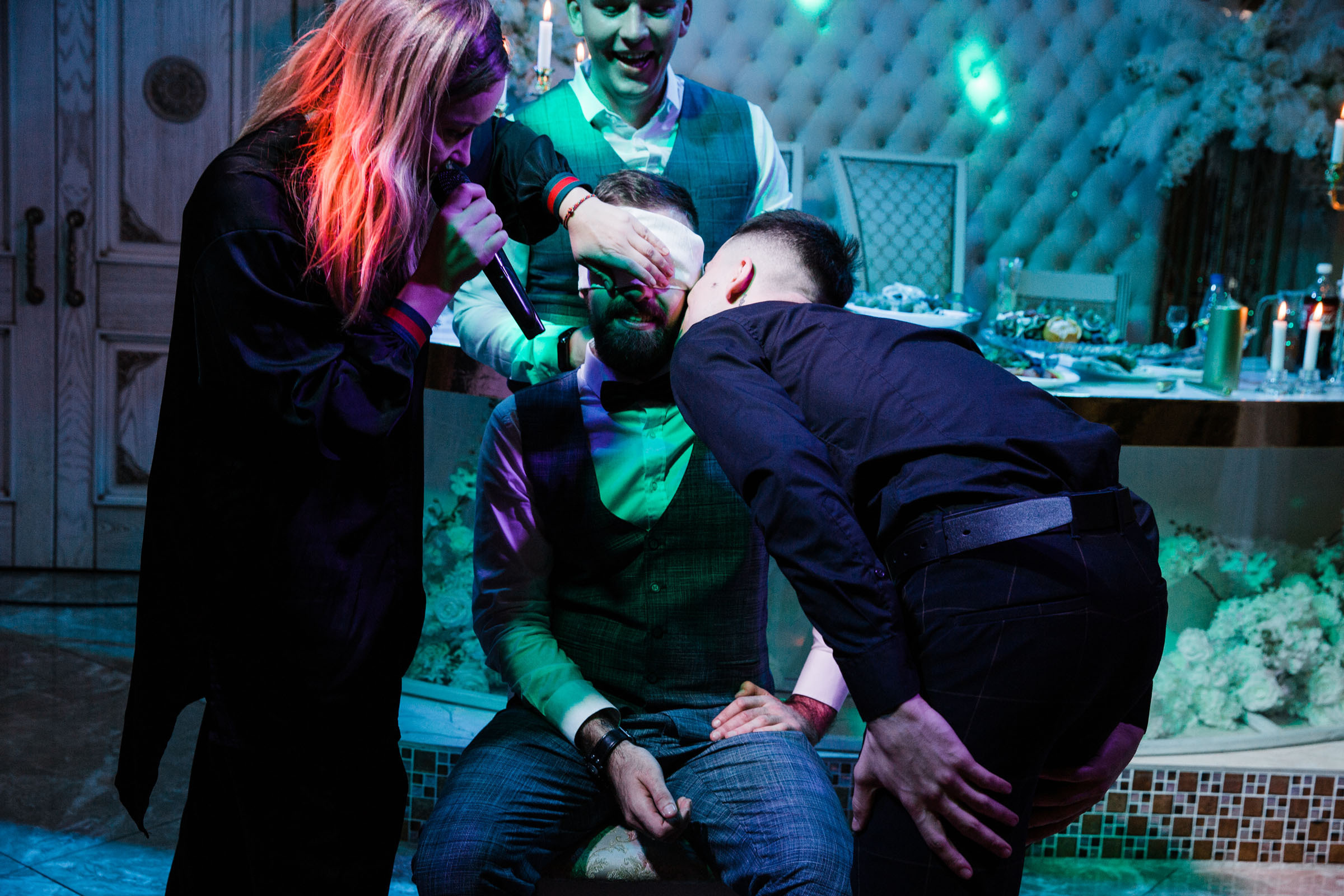 Выпить сразу: против безумия толп // Максим&Лиза. Фотограф Алутера Ирина