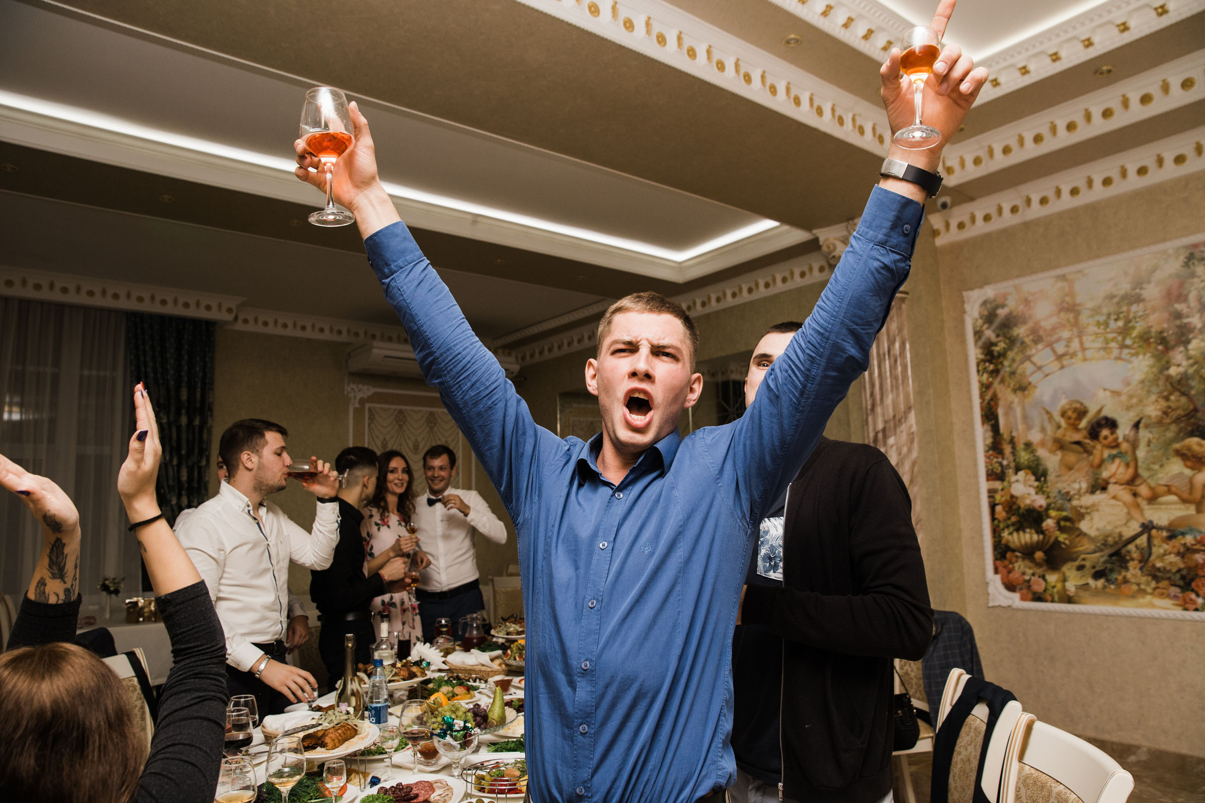 Выпить сразу: против безумия толп // Максим&Лиза. Фотограф Алутера Ирина