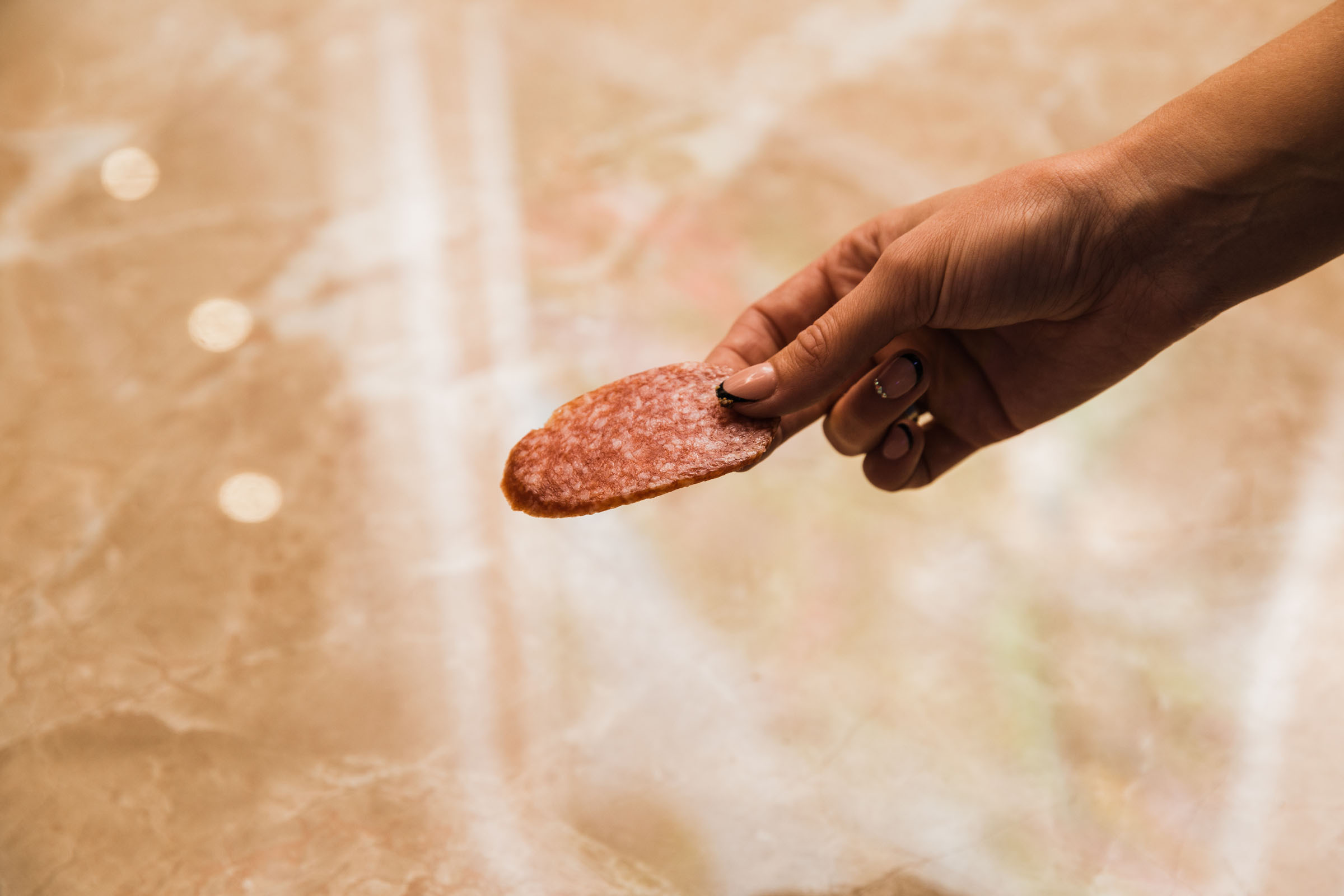 Выпить сразу: против безумия толп // Максим&Лиза. Фотограф Алутера Ирина