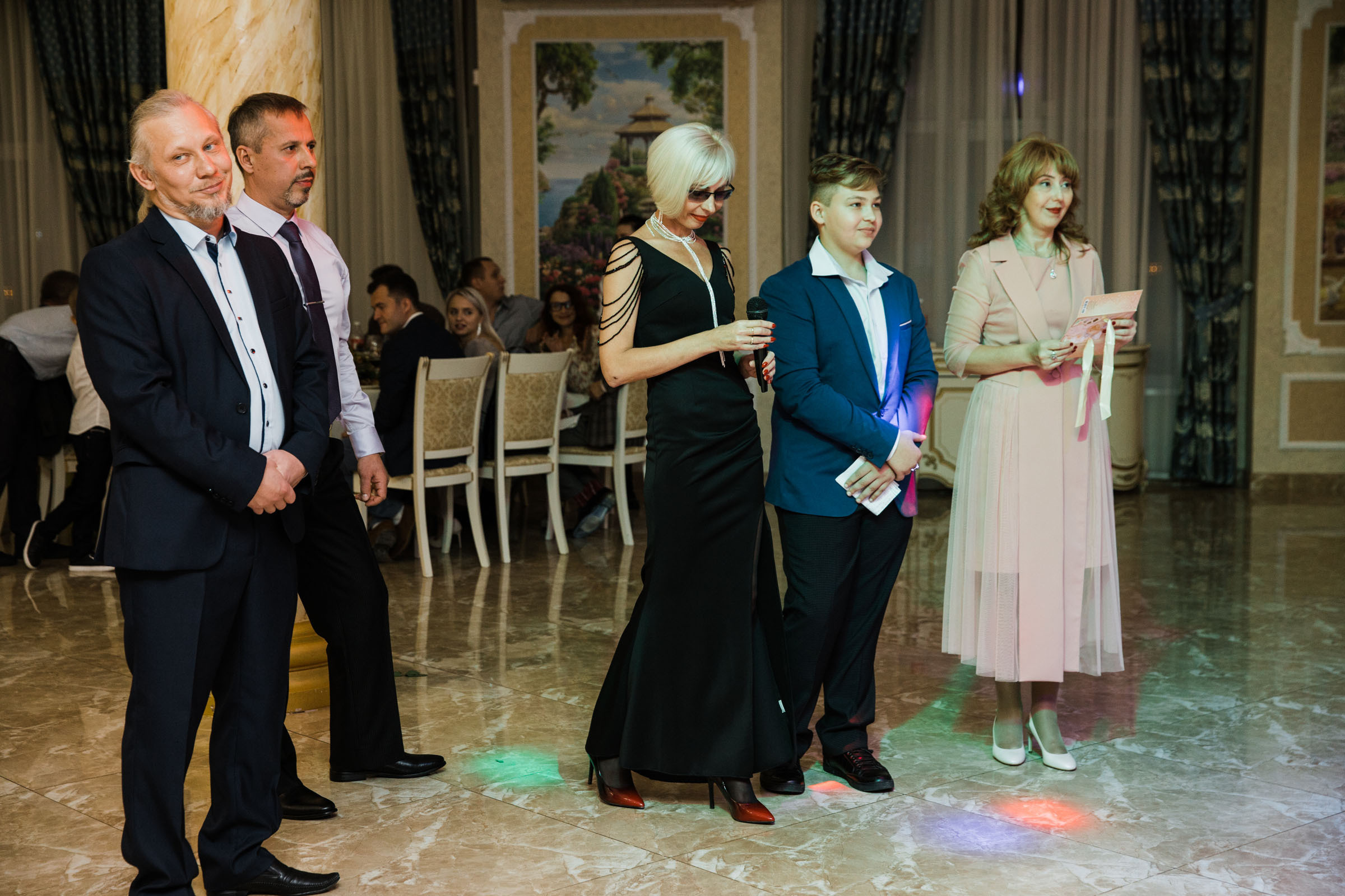 Выпить сразу: против безумия толп // Максим&Лиза. Фотограф Алутера Ирина