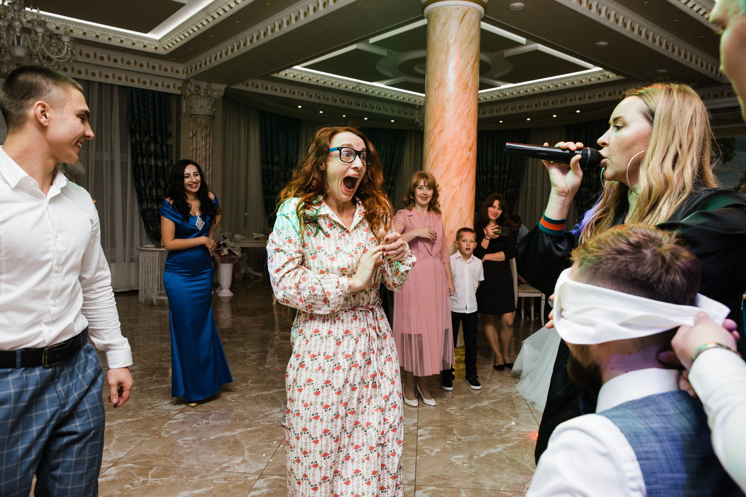 Выпить сразу: против безумия толп // Максим&Лиза. Фотограф Алутера Ирина