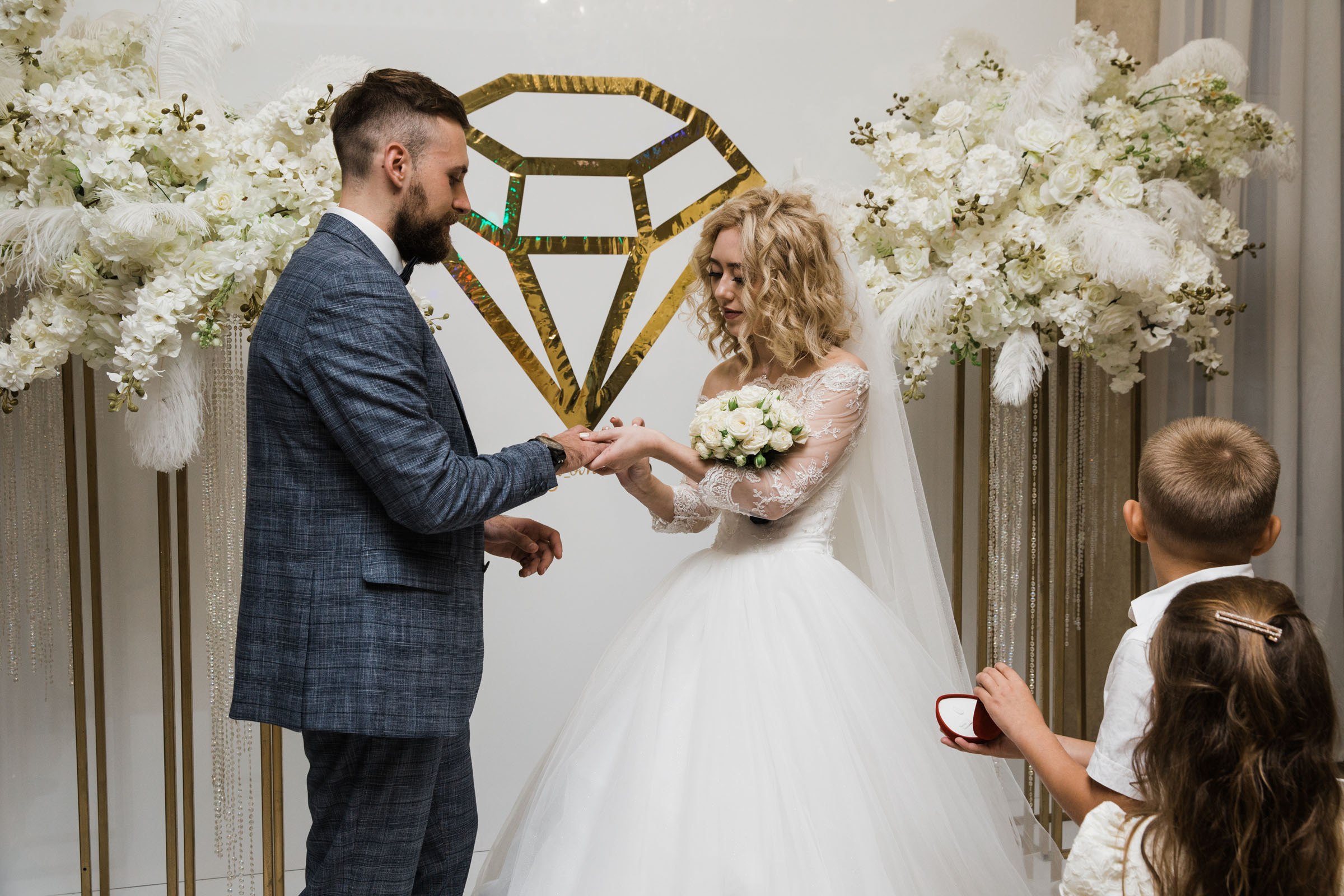 Выпить сразу: против безумия толп // Максим&Лиза. Фотограф Алутера Ирина