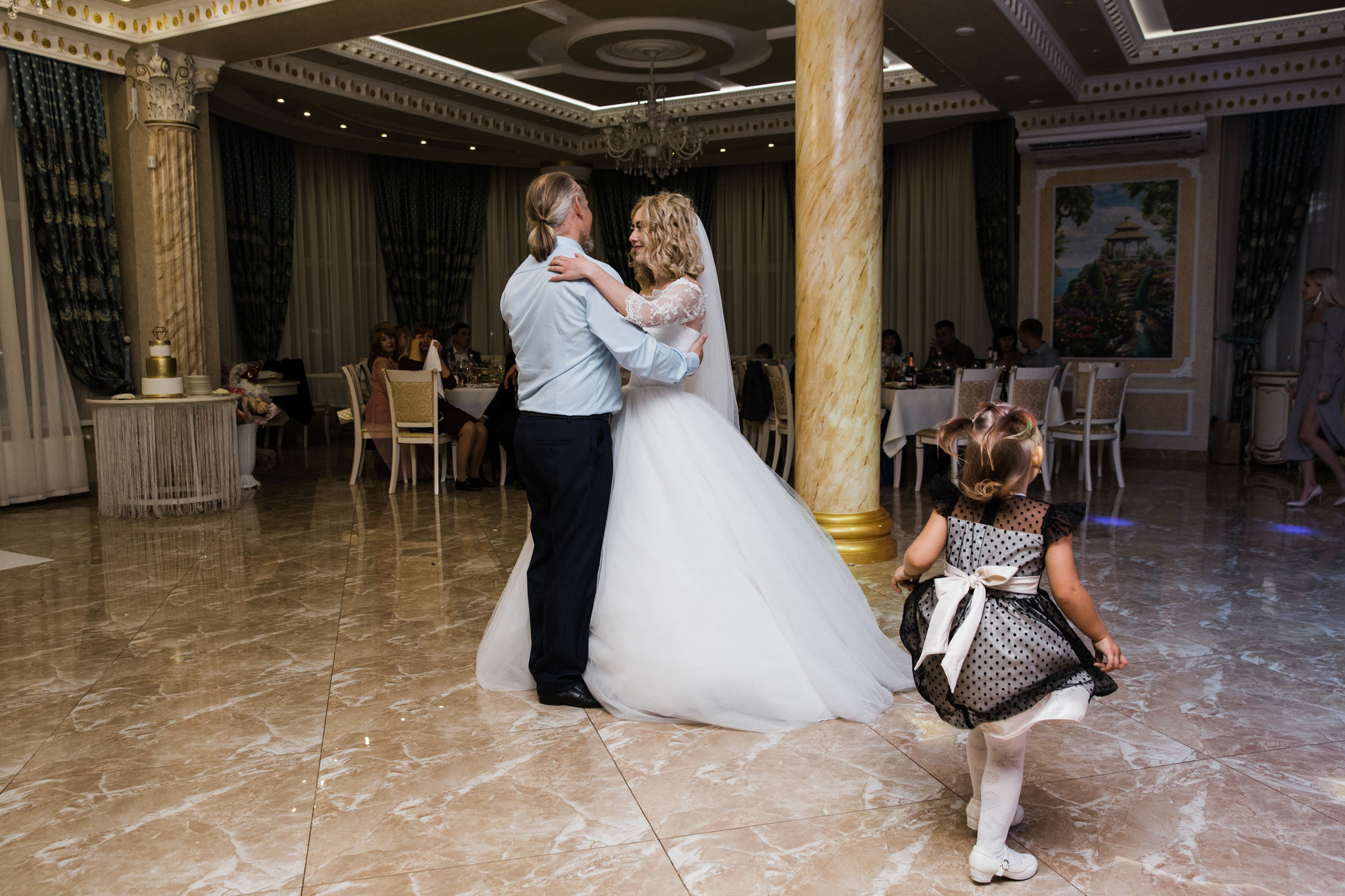 Выпить сразу: против безумия толп // Максим&Лиза. Фотограф Алутера Ирина