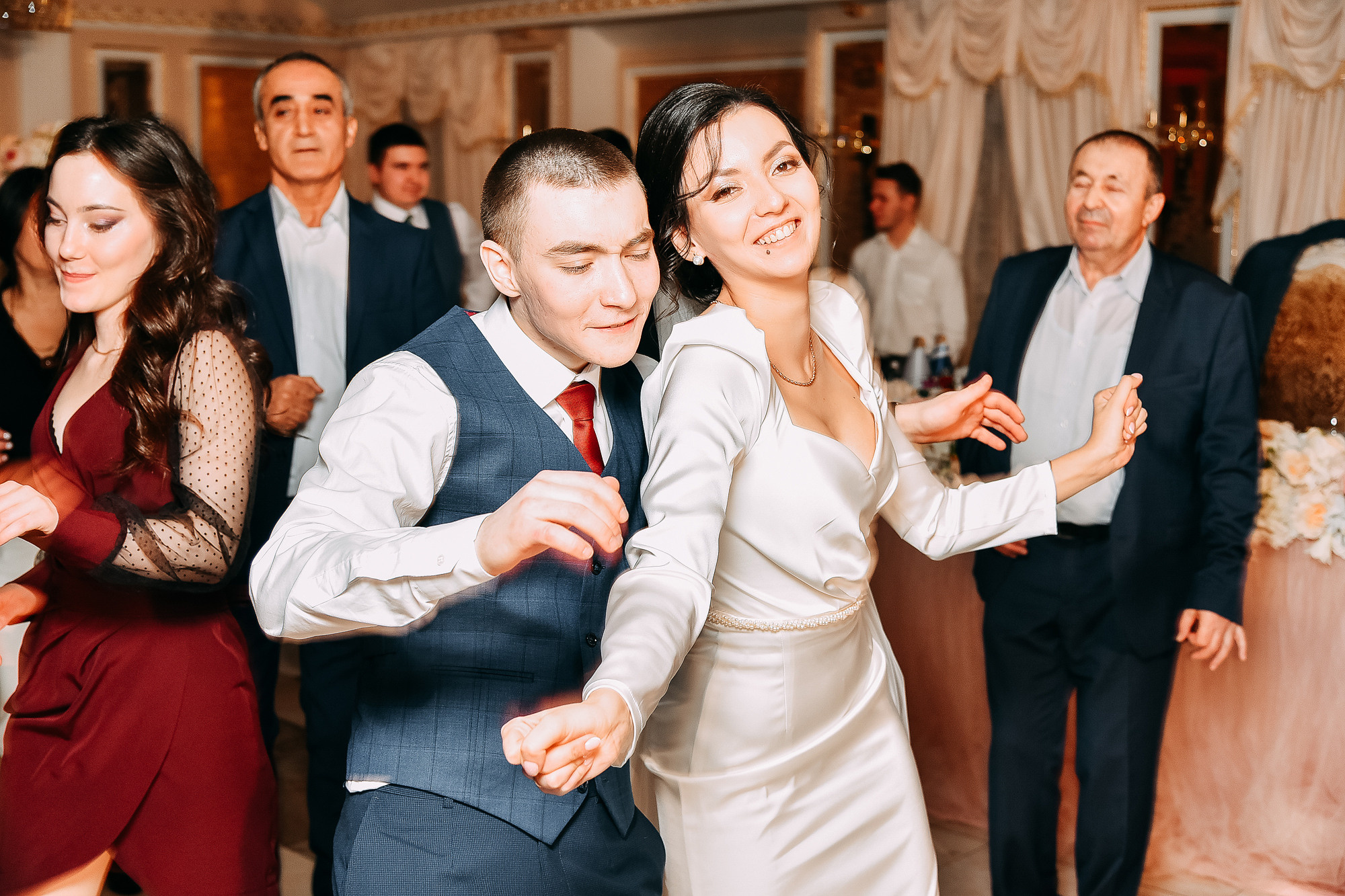 танцы на свадебном банкете