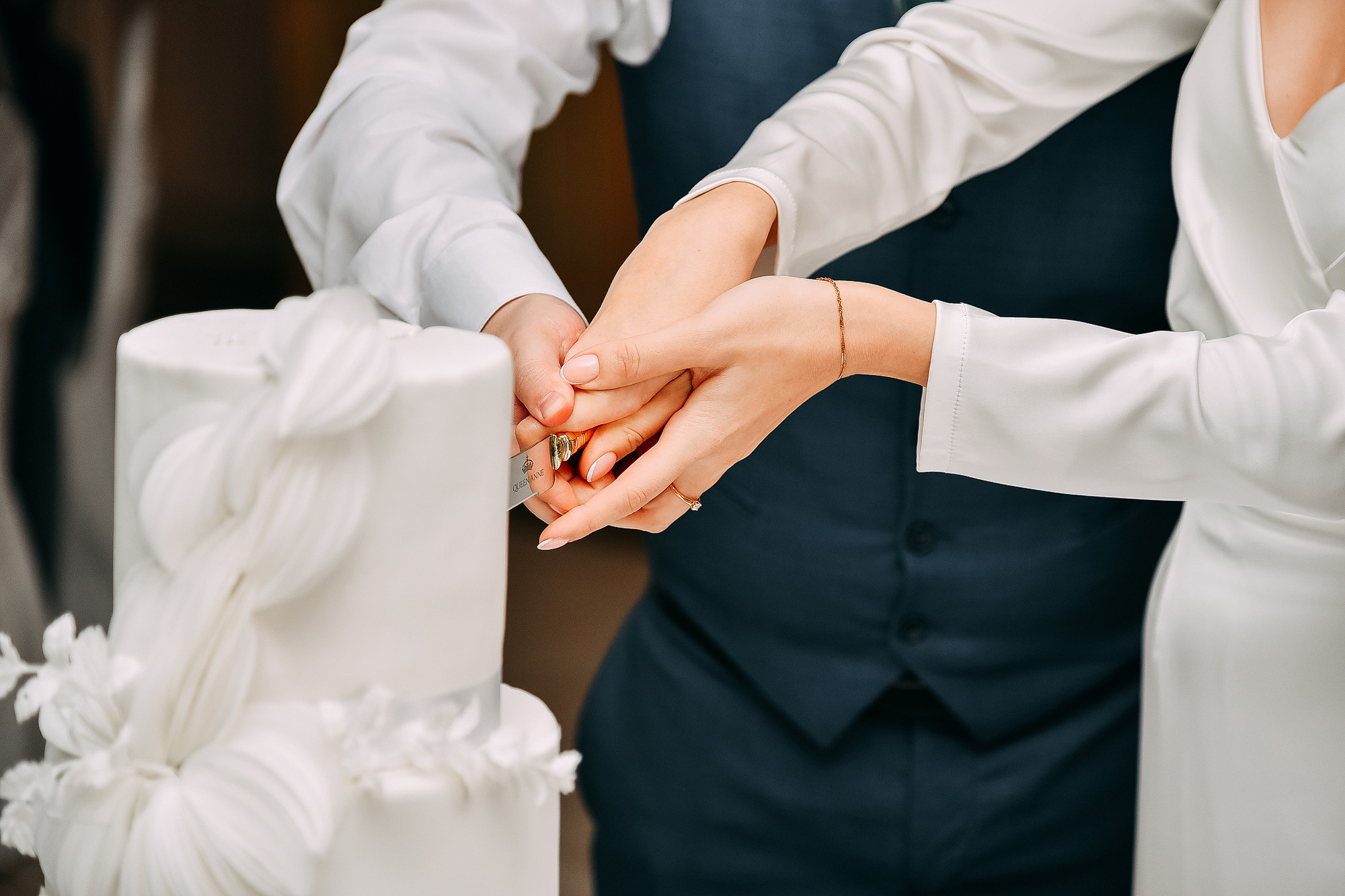 свадебный торт, молодожены разрезают свадебный торт, свадебный торт на банкете