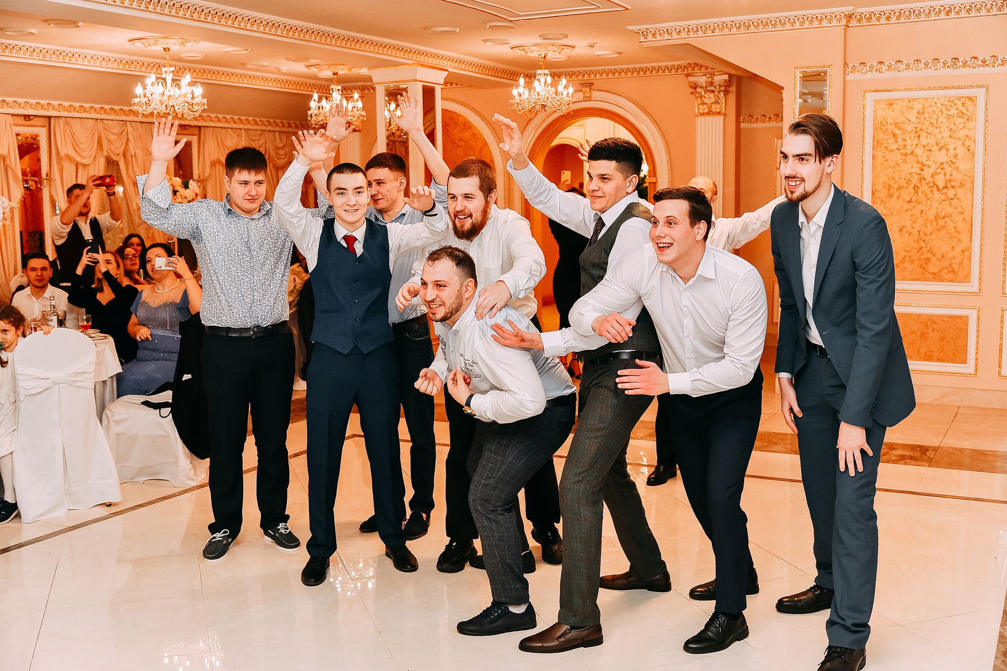 женихи ловят подвязку, жених кидает подвязку