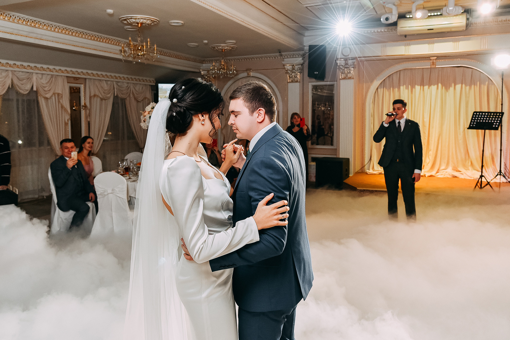 фотосессия свадебного банкета, свадебный банкет, первый свадебный танец, свадебный танец, танец жениха и невесты