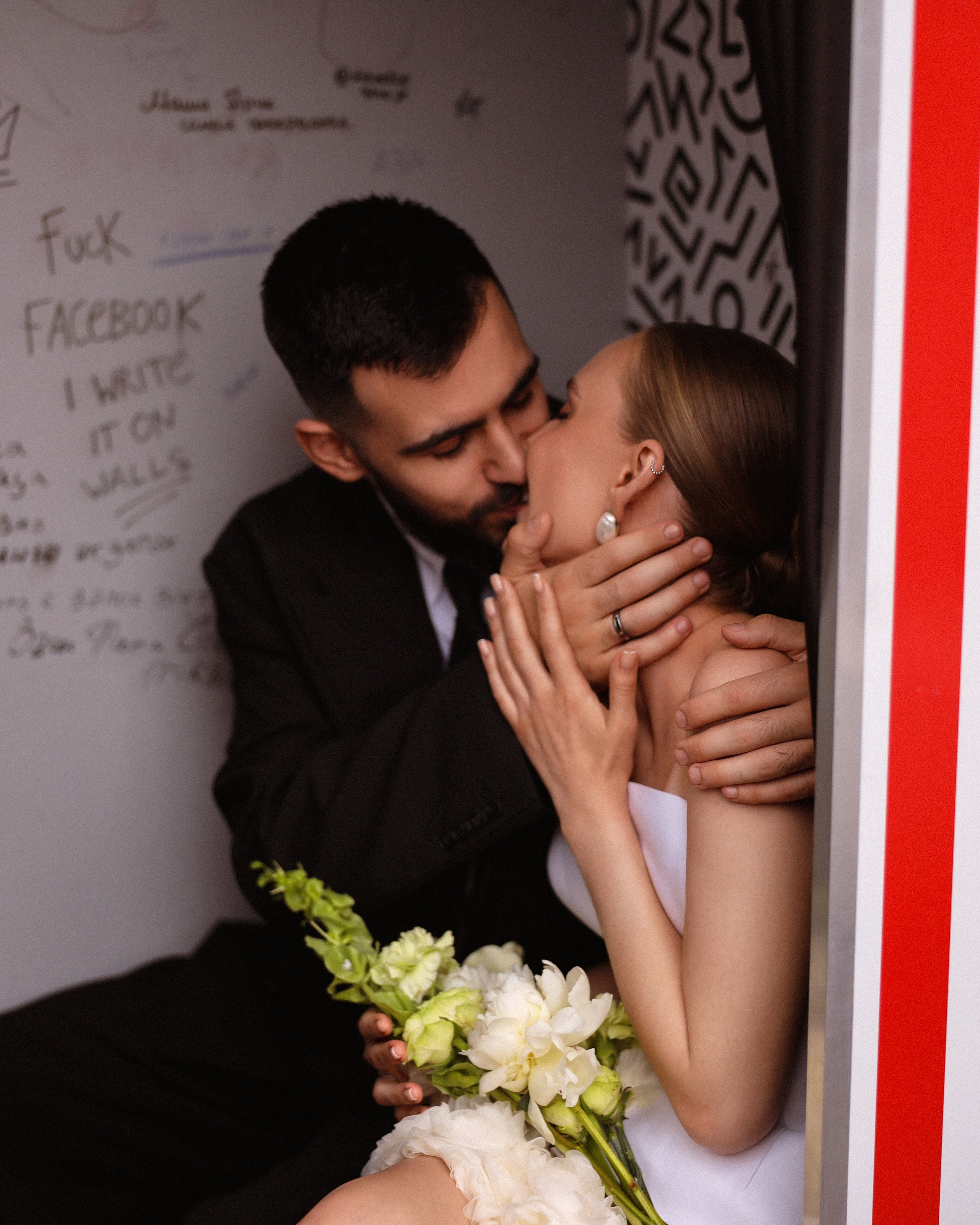 Молодожены в фотобудке