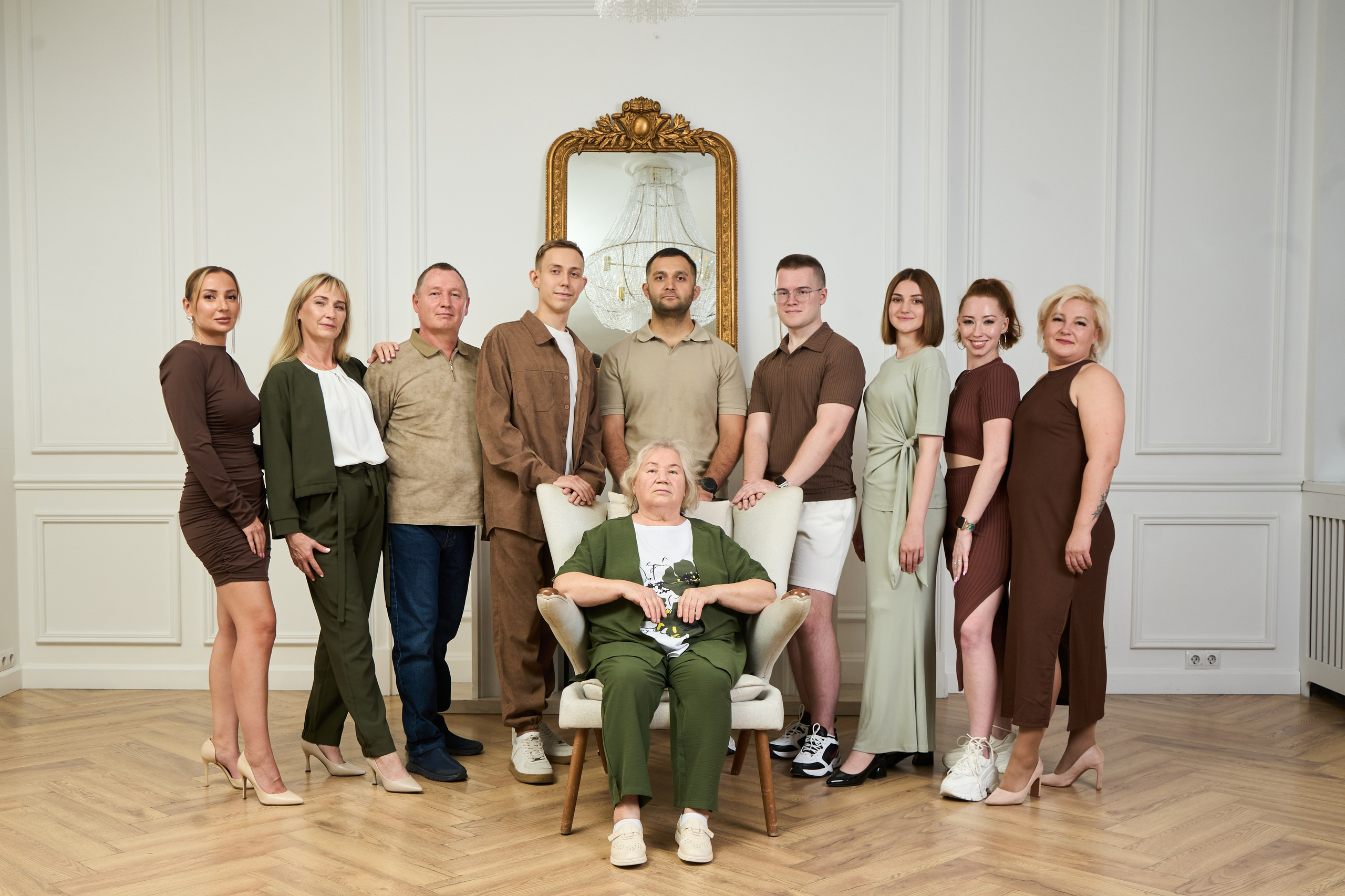 Портретная съемка большой семьи с искусственным светом в студии. Фотограф Екатеринбург Кокшарова Александра