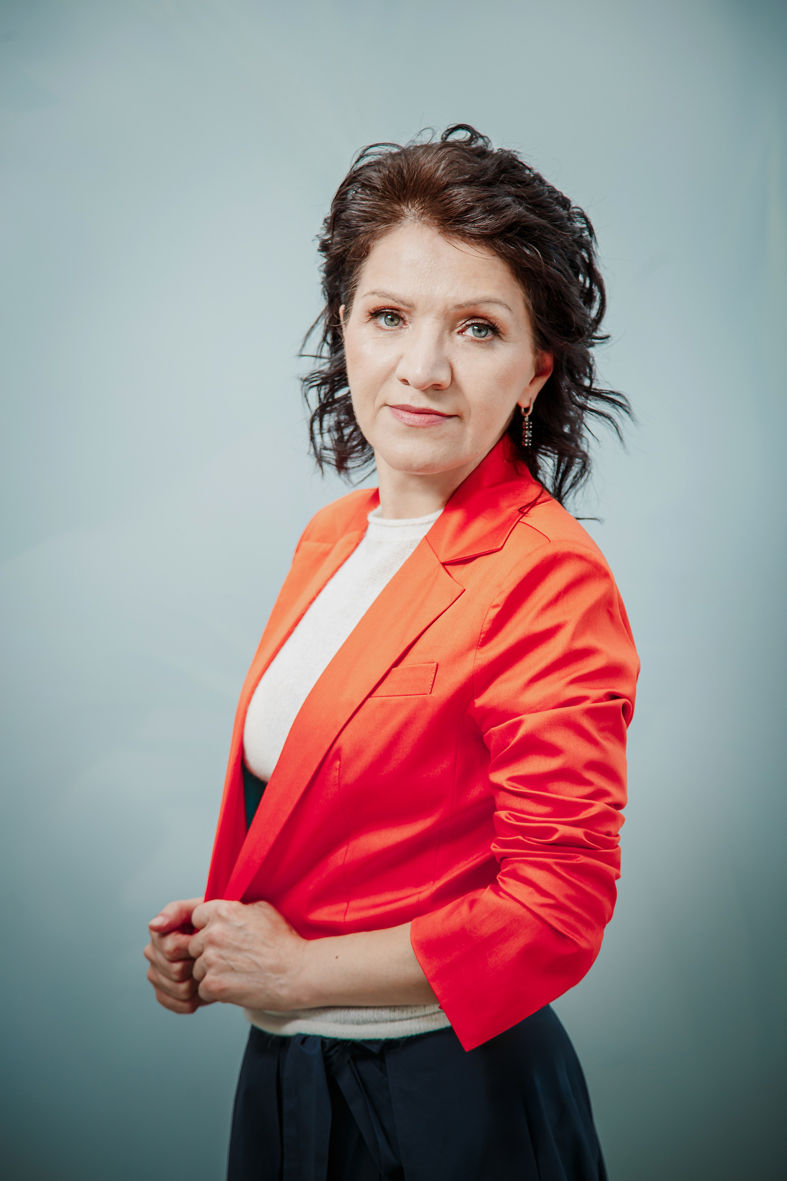 Женский коуч в светлой студии — брендовая фотосессия в Москве, Портрет женского коуча в деловом образе — фотосессия для личного бренда, Фотосессия для эксперта в офисной локации студии Москва, Женский коуч в повседневном образе — контент для соцсетей, Профессиональный бренд-фотограф в Москве — женский коуч, Образ женского коуча для сайта и продвижения в соцсетях, Разнообразные образы на брендовой фотосессии для эксперта, Светлая студия с офисными локациями — фотосессия для коуча, брендовая фотосессия для эксперта, фотосессия для женского коуча, бренд-фотограф Москва, фотосессия личный бренд, фотосессия для сайта, фотосессия для соцсетей, фотосессия для продвижения, фотосессия в студии Москва, фотосессия для эксперта Москва, профессиональная фотосессия для коуча. Катерина Сысуева, Рина Сысуева, rina_sphoto