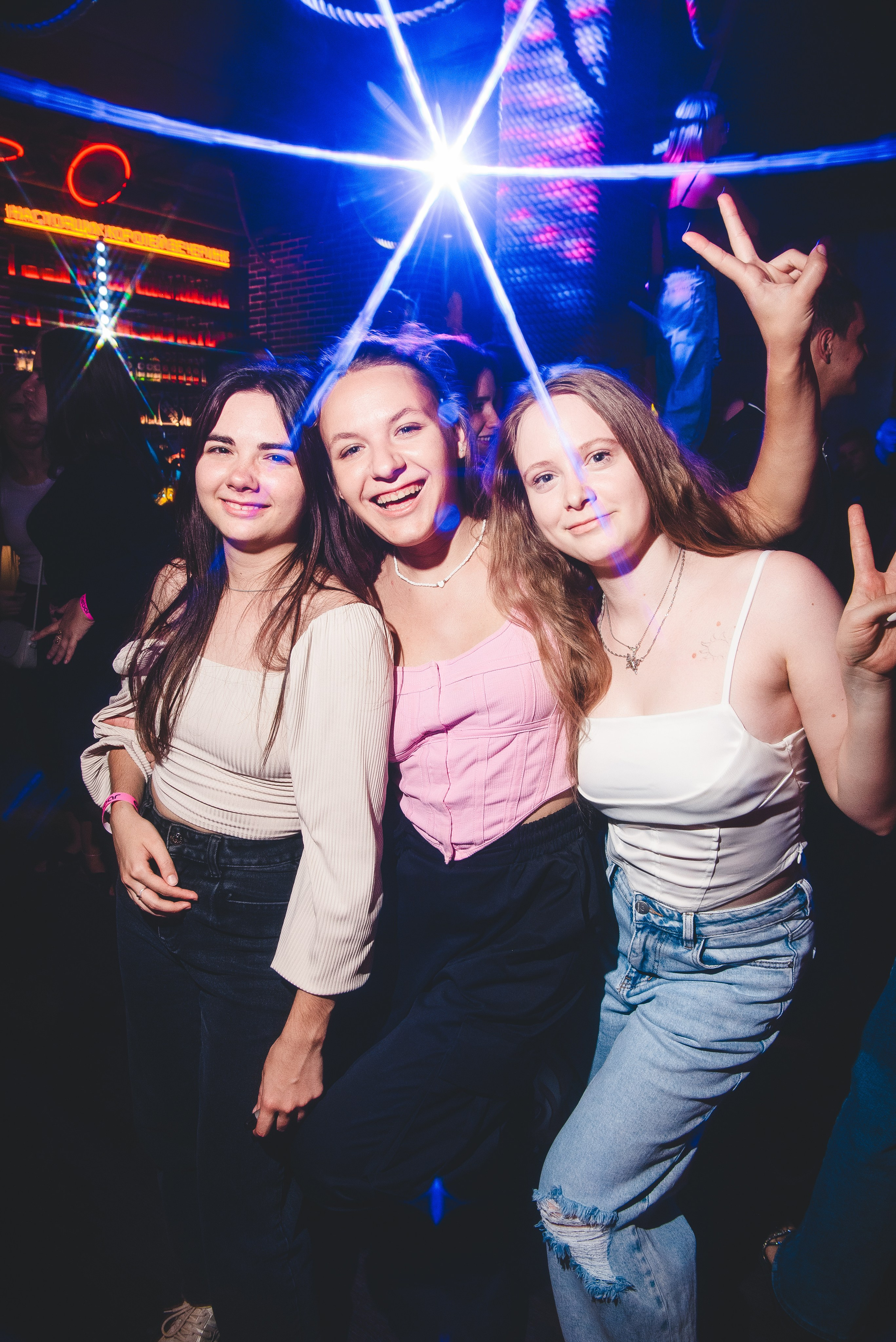 Фотоотчёты о вечеринках для НеБар Волгоград. Или стиль «пьяный фотограф». Фотограф в Волгограде и Волжском Александр Горбань