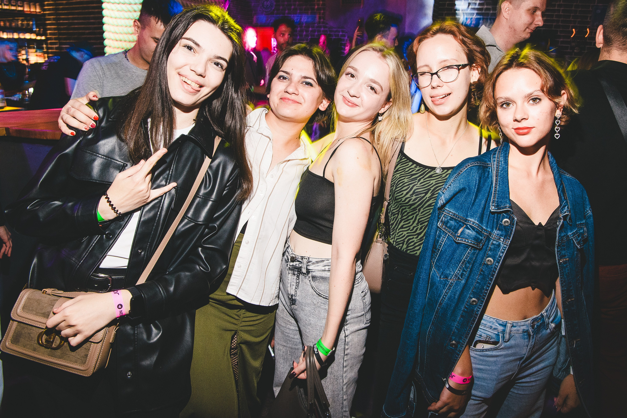 Фотоотчёты о вечеринках для НеБар Волгоград. Или стиль «пьяный фотограф». Фотограф в Волгограде и Волжском Александр Горбань