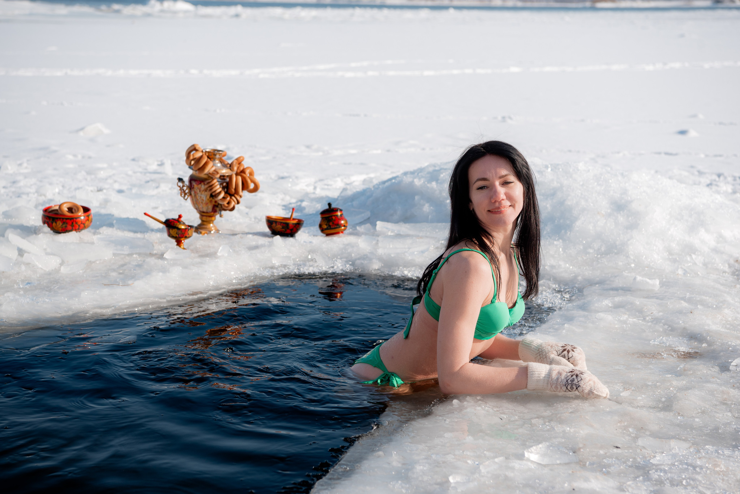 Моржи на Волге. Девушки в купальниках на снегу. Волгоград. Фотограф в Волгограде и Волжском Александр Горбань