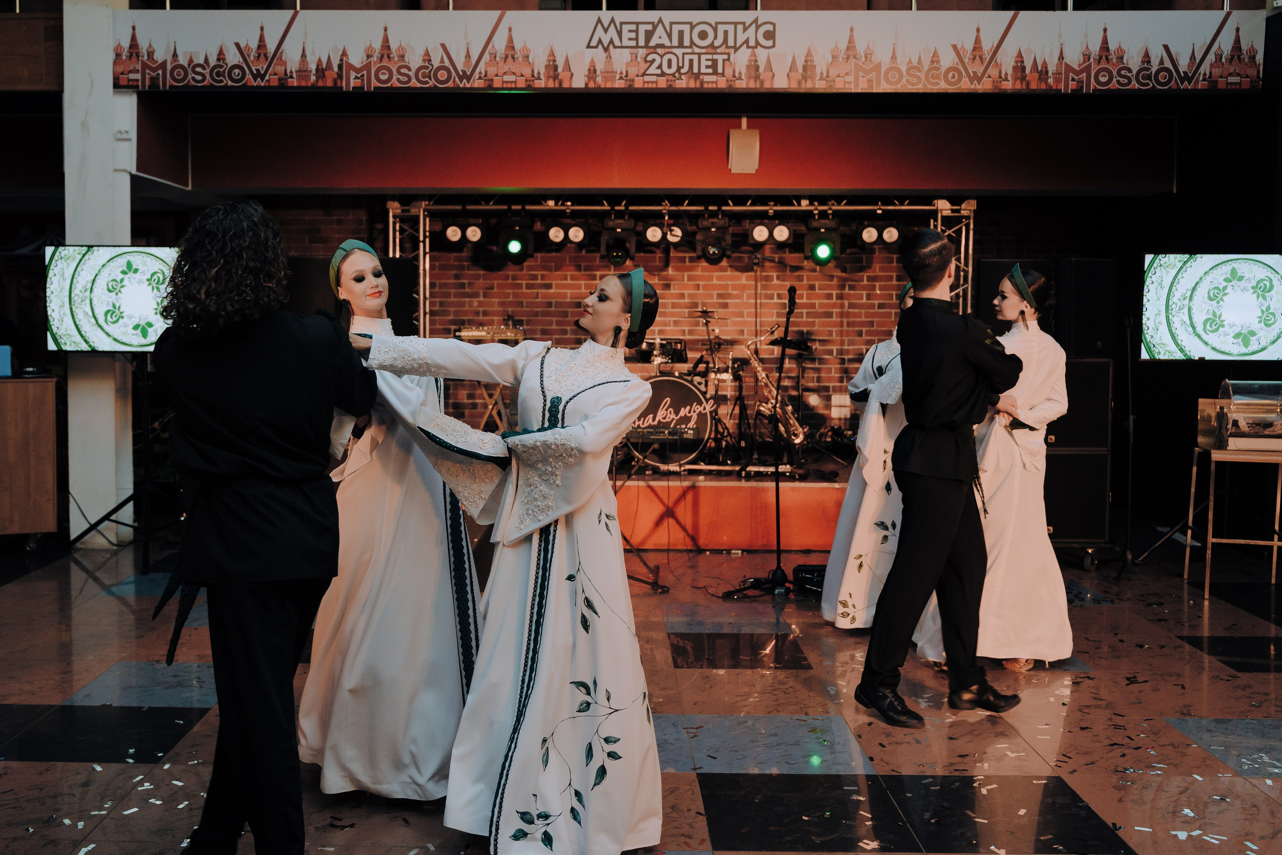 20 ЛЕТ МЕГАПОЛИС ЧЕЛЯБИНСК ХЕДЛАЙНЕР ЕЛКА. Репортажный фотограф Зуев Роман г. Челябинск