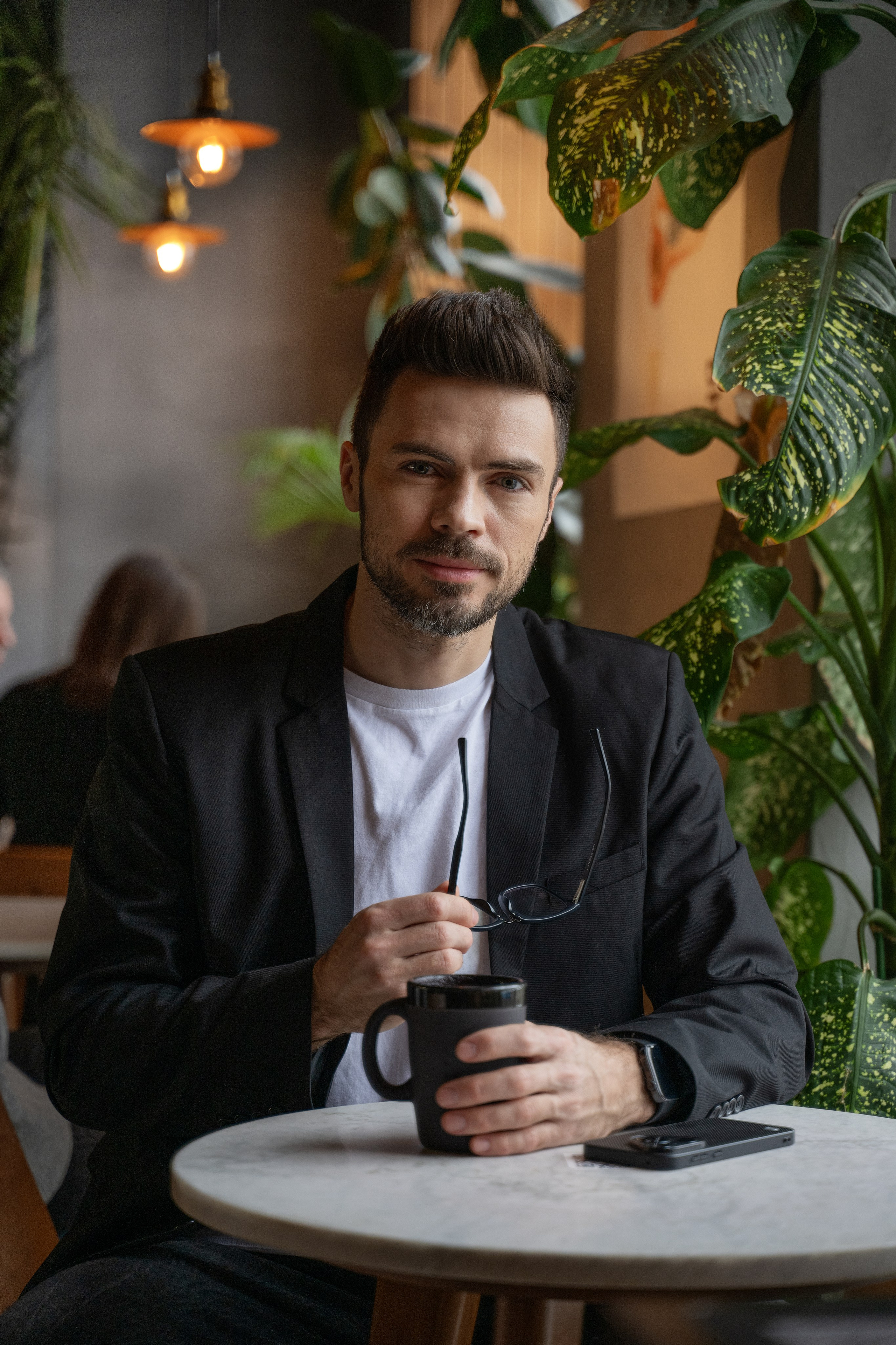 Красавчик в кафе. Главная