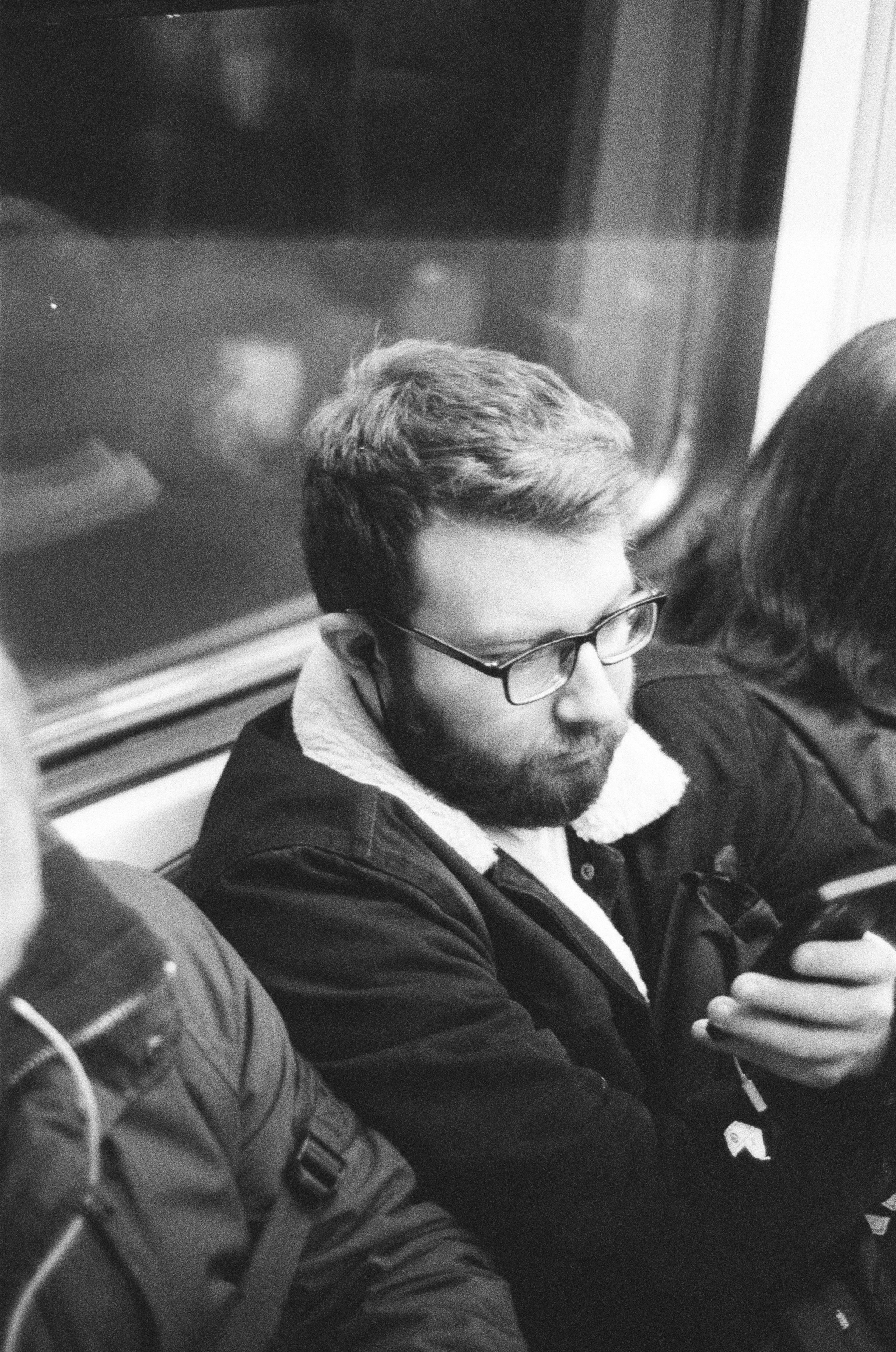 Фотосерия «Час пик»: динамика городской суеты в моменты транспортного и человеческого потока, игра света, тени и контраста в хронике городского движения. Фотограф: Ожерельев Лев