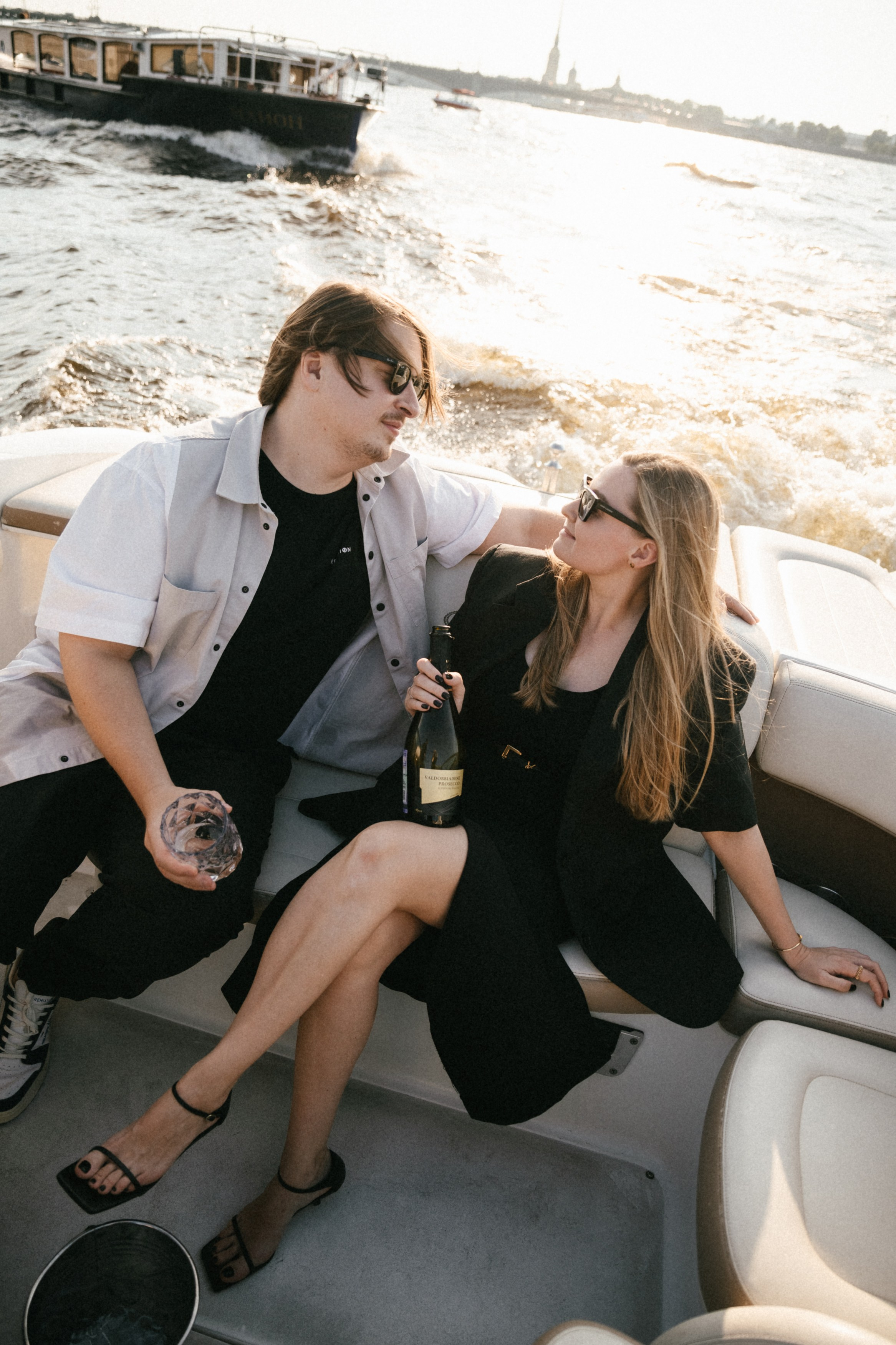 Даша и Витя на катере. Репортажный и портретный фотограф в Санкт-Петербурге Степлевич Дарья