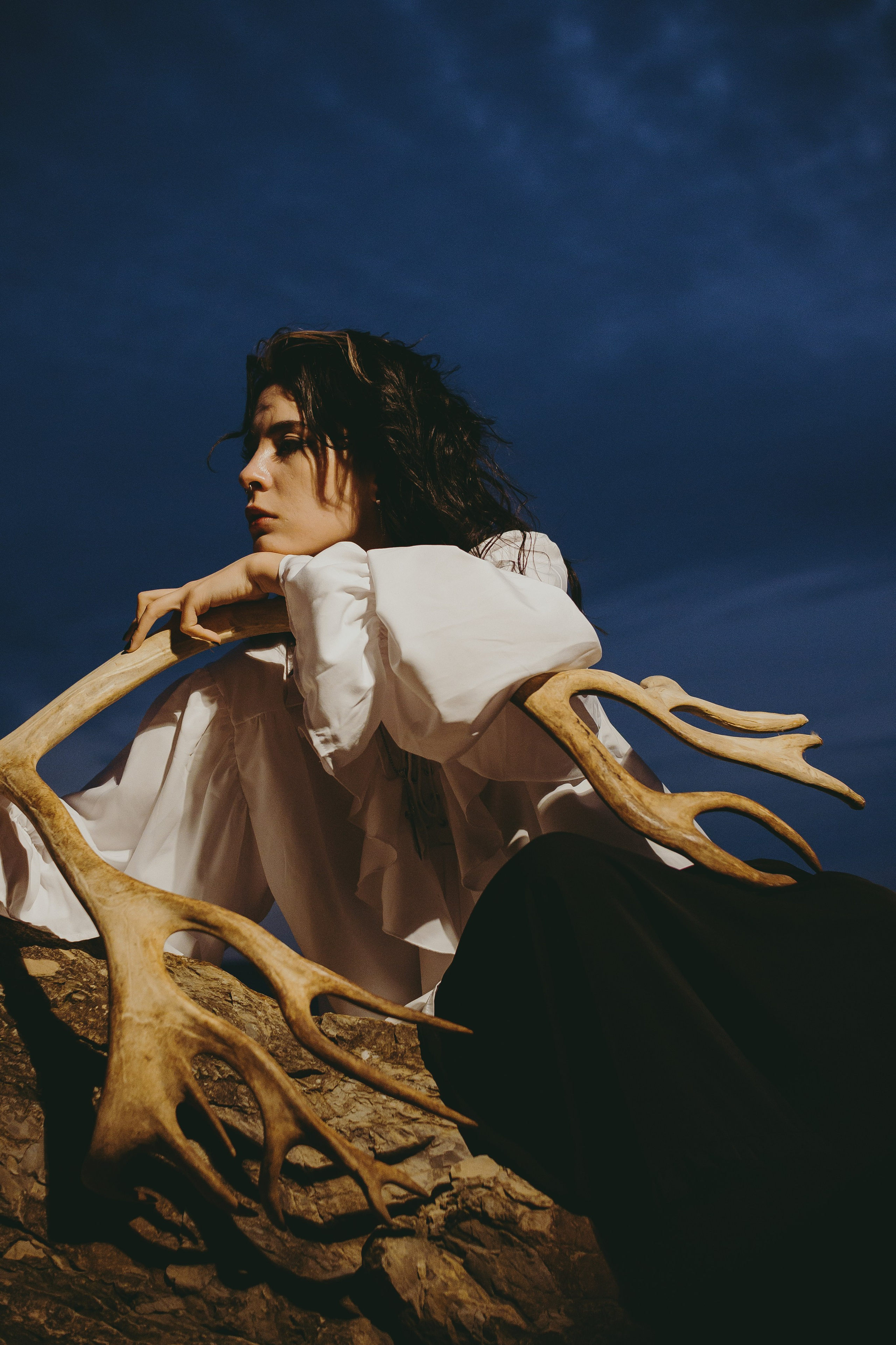 Съёмка у моря с оленьими рогами