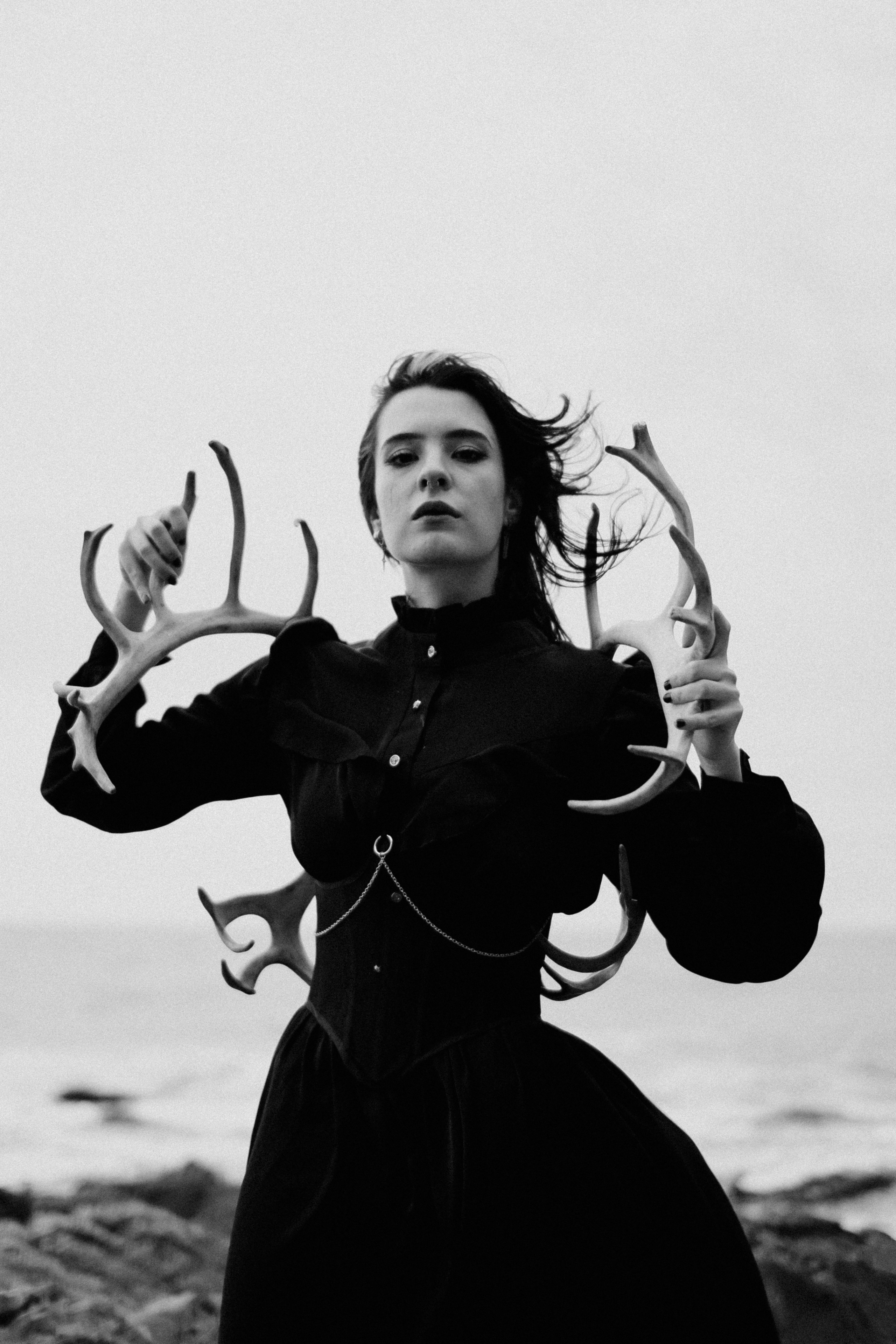 Съёмка у моря с оленьими рогами