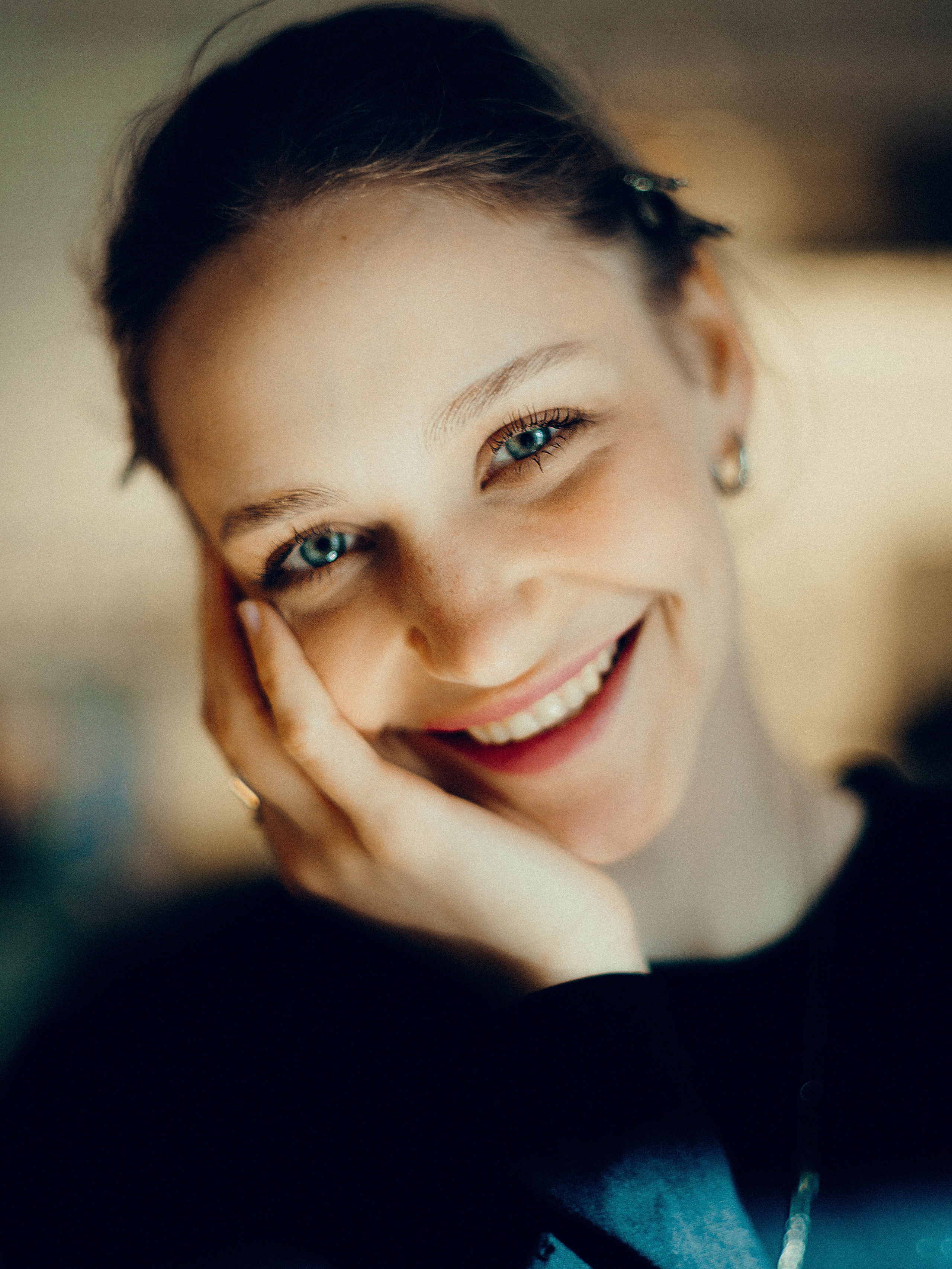 Портретная женская съемка в кофейне