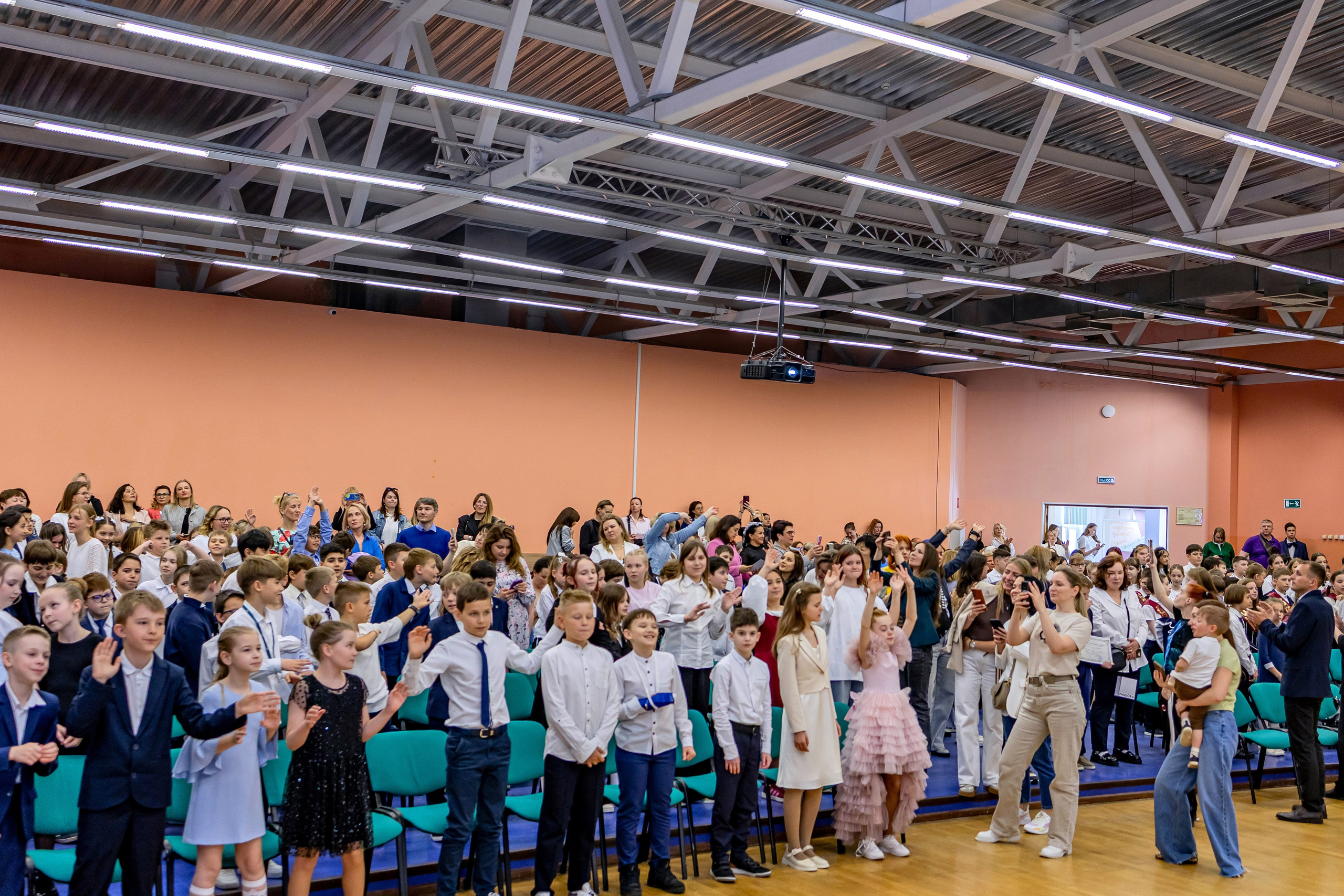 Выпускной праздник в начальной школе. Фотограф и видеограф Москва. Свадебный фотограф, видеограф. Выпускные альбомы. Оживающие альбомы